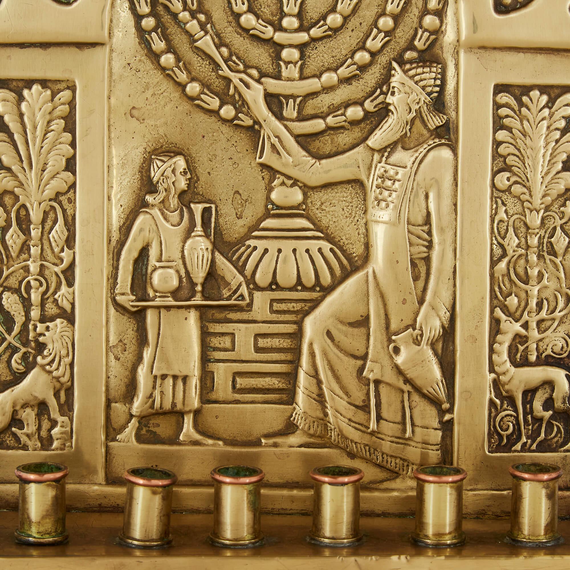 Antiker Judaica-Menorah aus Messing des frühen 20. Jahrhunderts von der Bezalel Academy im Zustand „Gut“ im Angebot in London, GB