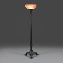 Un iluminador Art Decó de hierro forjado y cristal de principios del siglo XX