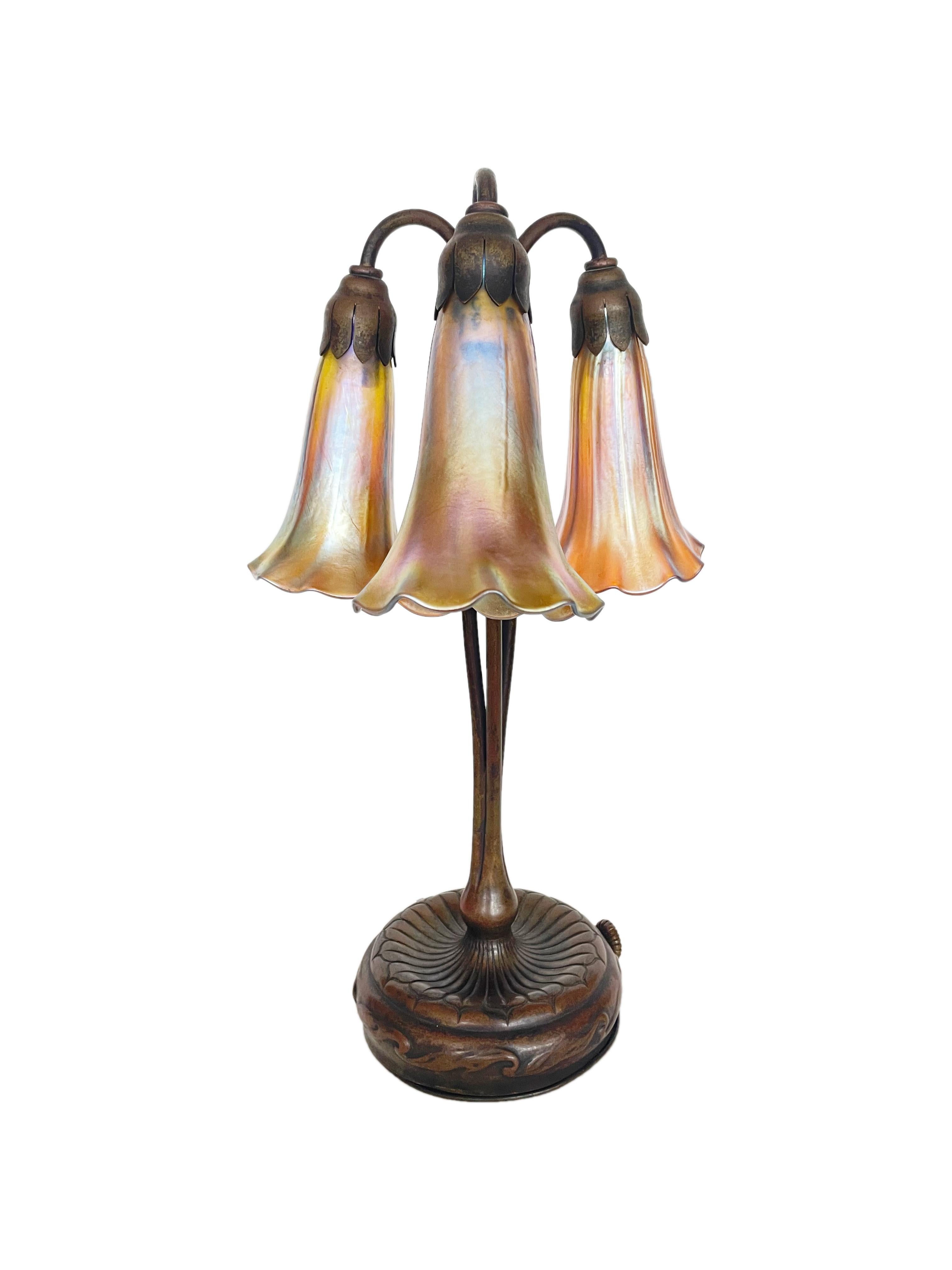 Early 20th Century Art Nouveau Shower Lily Desk Lamp by, Tiffany Studios In Good Condition In Englewood, NJ