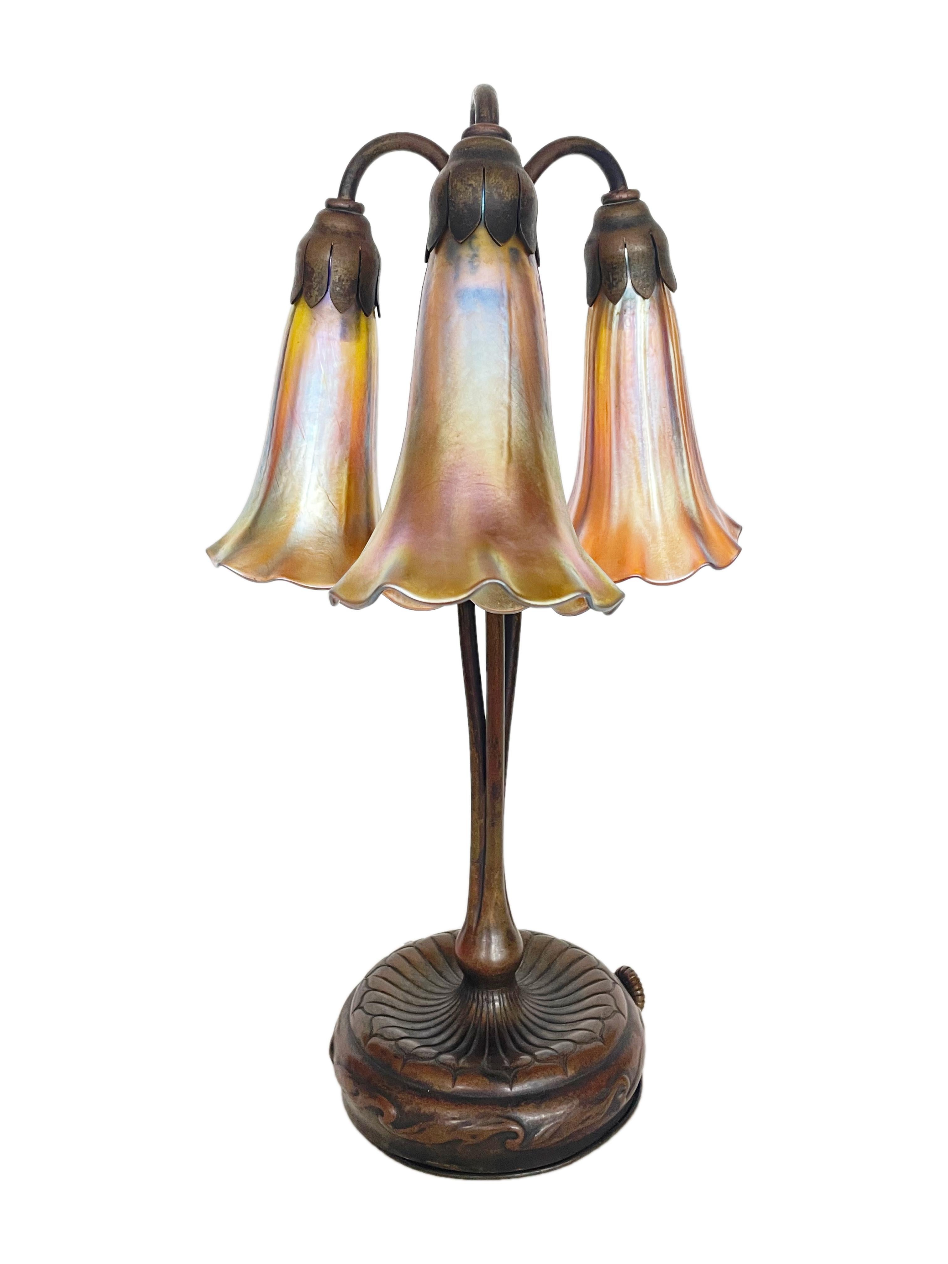 Early 20th Century Art Nouveau Shower Lily Desk Lamp by, Tiffany Studios 1