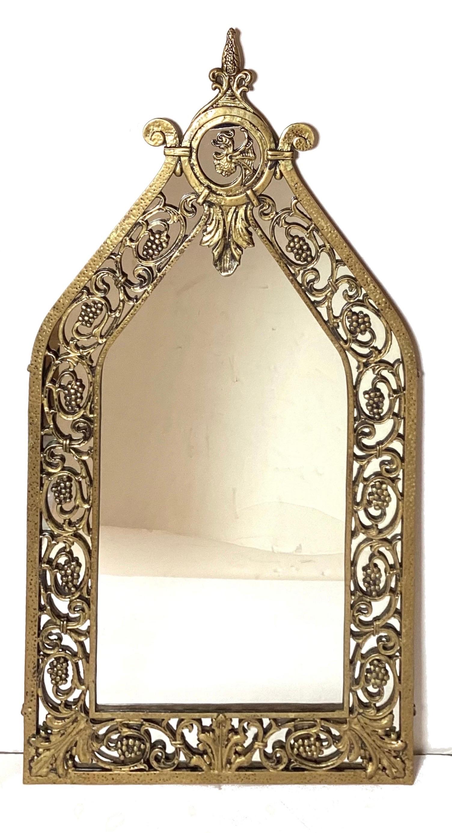 Konsole und Spiegel aus Bronze und Marmor, Oscar Bach zugeschrieben. Die demi lune-förmige Konsole mit vergoldeter Oberfläche und schwarzer Marmorplatte misst 32 hoch, 32 breit, 11,75 tief, der originale passende Spiegel ist 41 hoch, 21,5 breit, 1