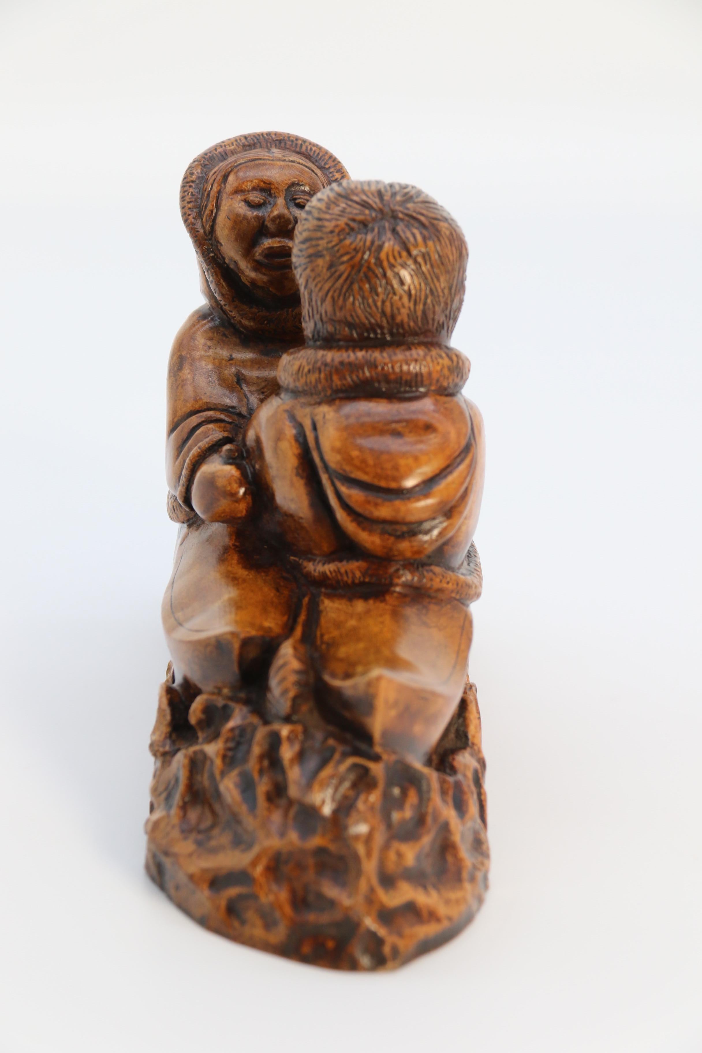 An early 20th century Canadian folk art maple wood carved Inuit figure group In Good Condition For Sale In Central England, GB