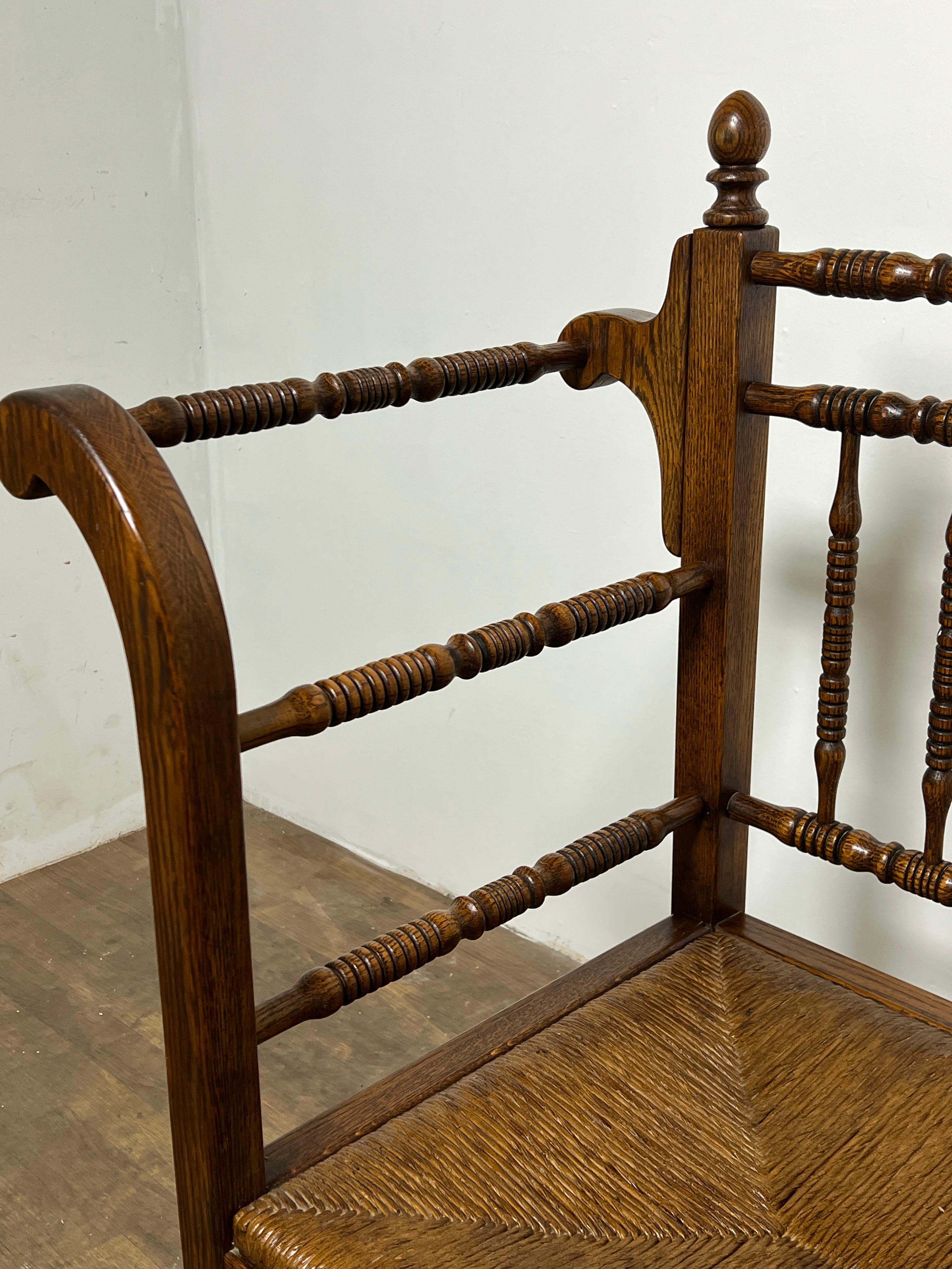 Un banco catalán de principios del siglo XX con asiento de junco tejido 1