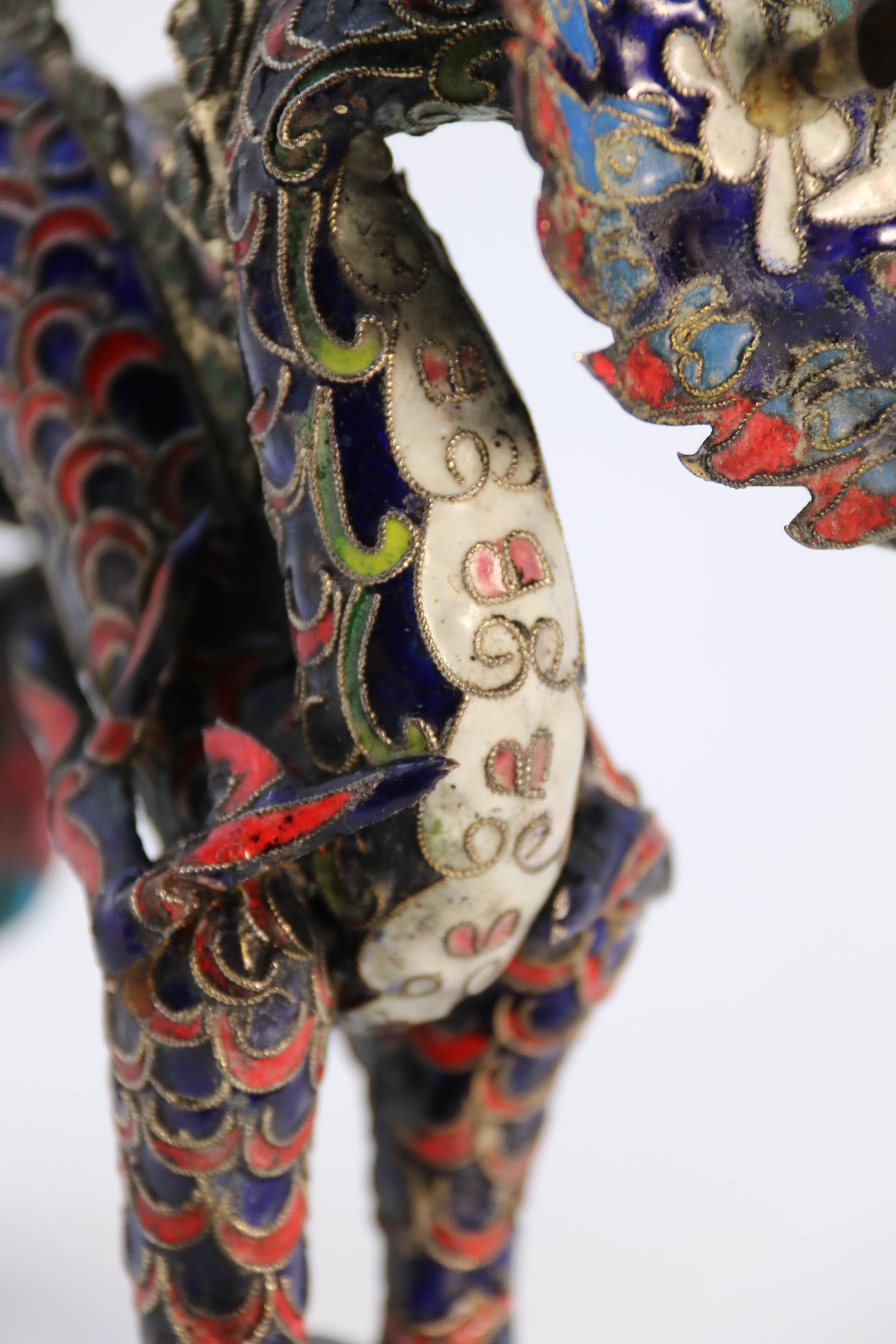 Eine chinesische Cloisonné-Skulptur eines fünf verschlossenen Drachens aus dem frühen 20. Jahrhundert, um 1930 im Angebot 11