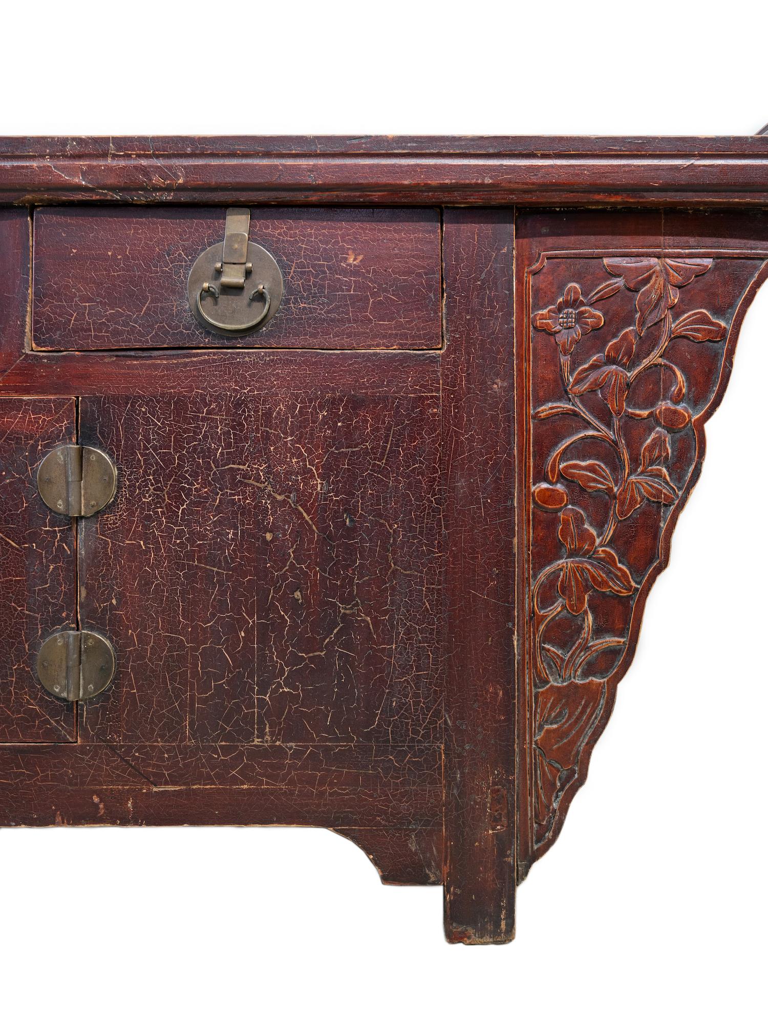 Early 20th Century Chinese Coffer Sideboard with Everted Ends In Good Condition For Sale In Singapore, SG