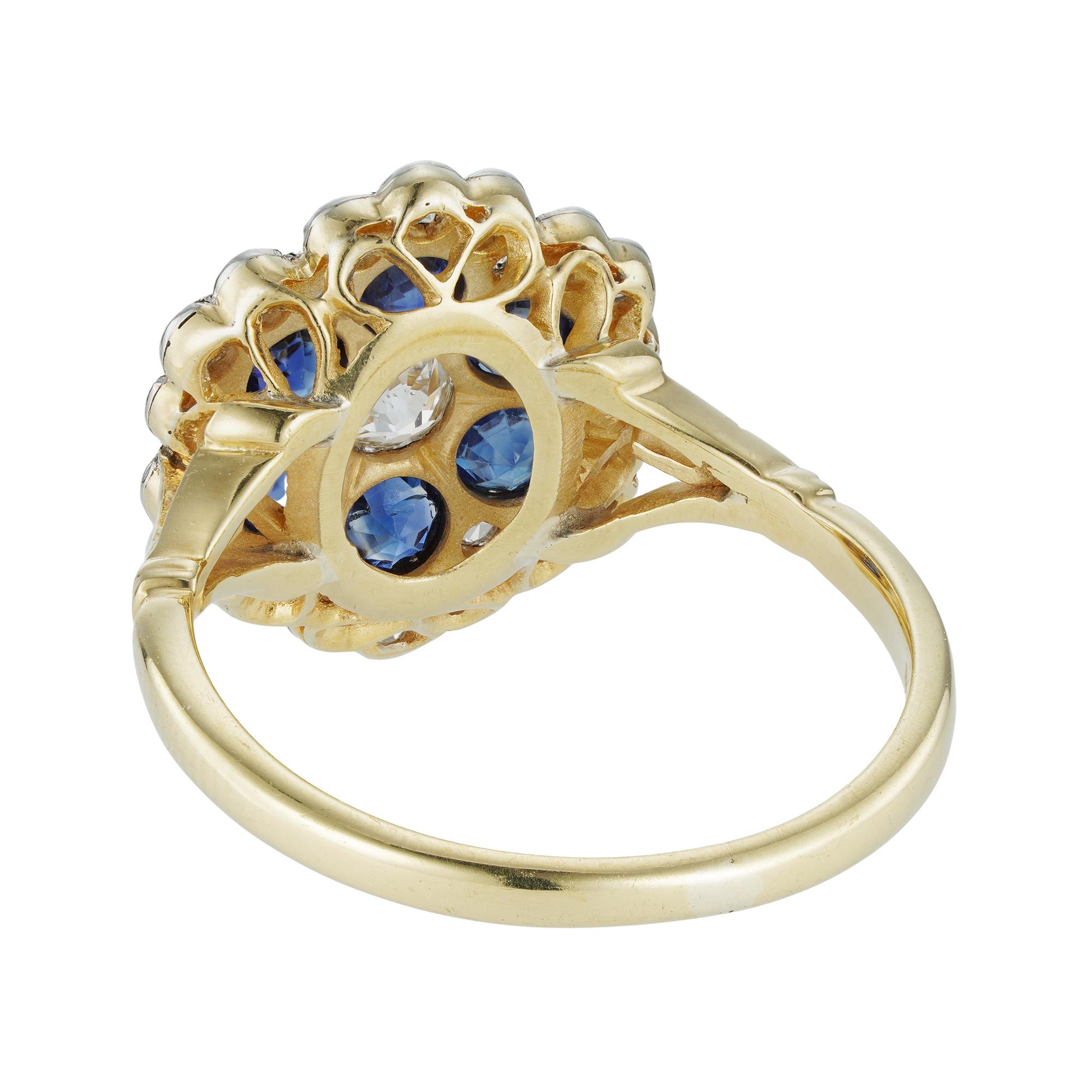 An early 20th century diamond and sapphire cluster ring In Good Condition For Sale In London, GB
