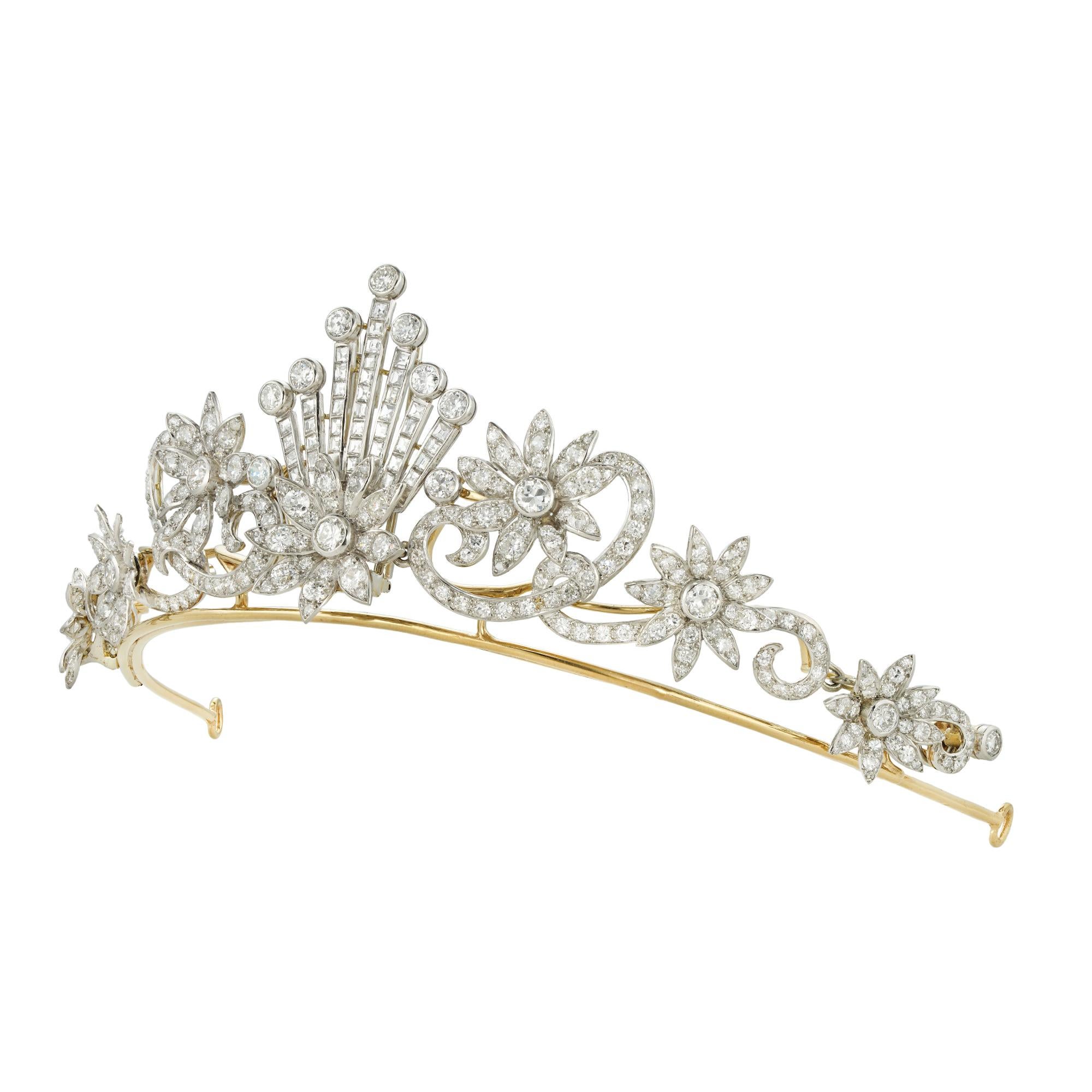 Tiara con diamanti incastonati dei primi del Novecento, al centro sette file graduali di diamanti a taglio quadrato che terminano ciascuna con un singolo diamante rotondo a taglio brillante, con una testa di fiore incastonata alla base, su ciascun