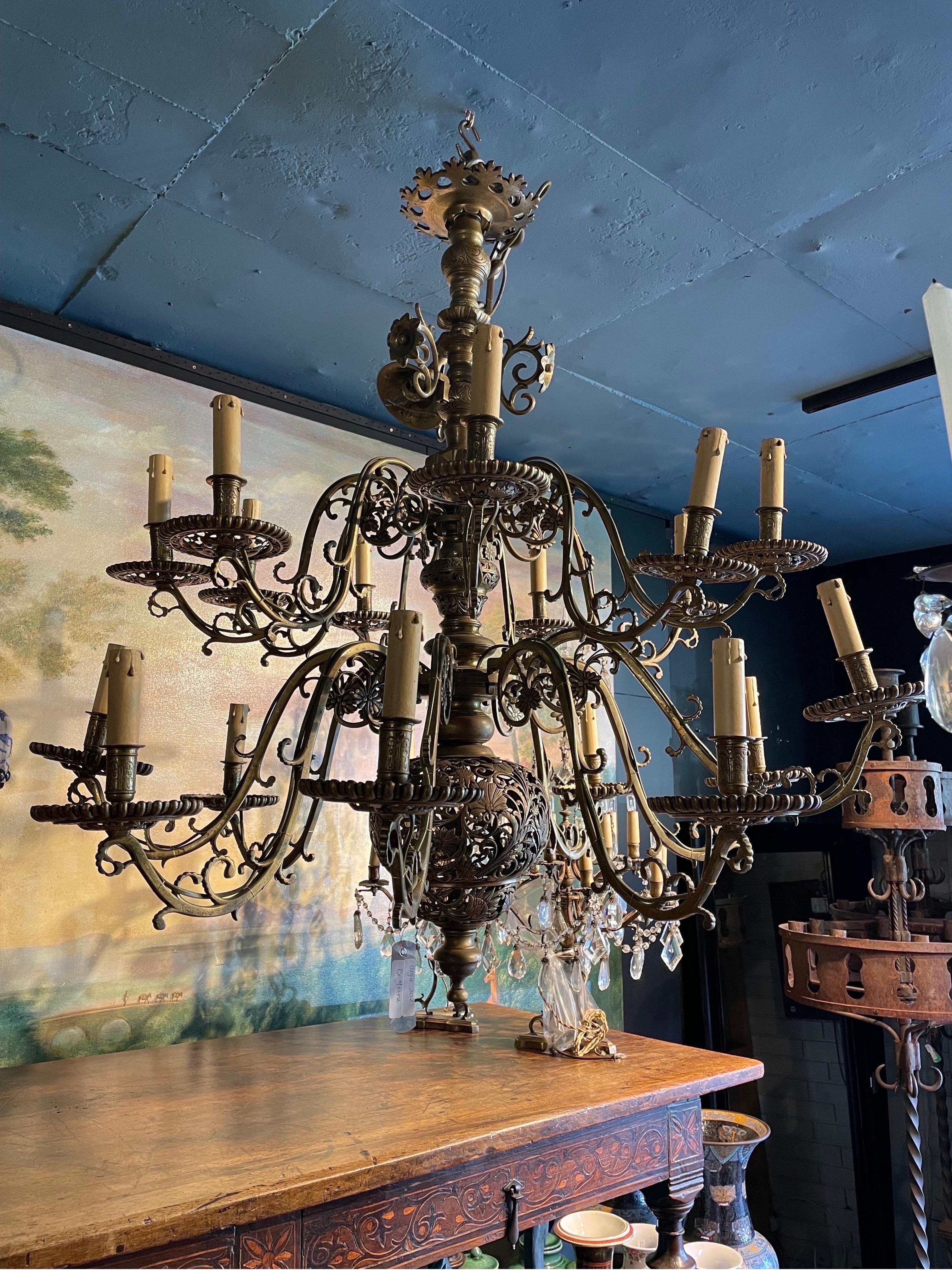 Lampadario olandese in ottone fuso, inizio XX secolo

Di diciotto luci sollevate su due livelli di bracci a spirale, che si irradiano da uno stelo bugnato; lo stelo e le vaschette sono decorativamente traforate.

Provenienza: Collezione privata