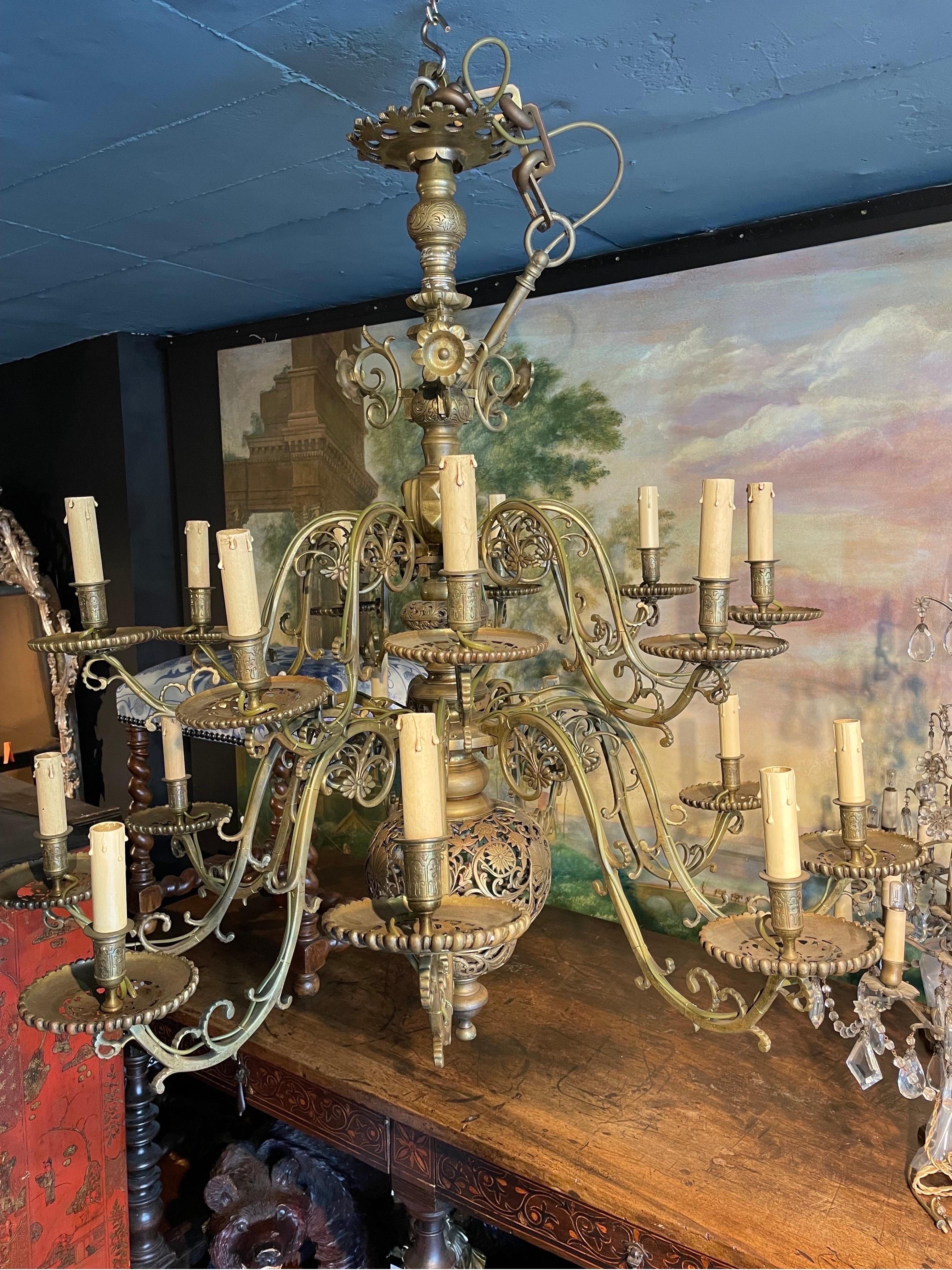 Barocco Un lampadario olandese in ottone fuso dei primi del Novecento in vendita