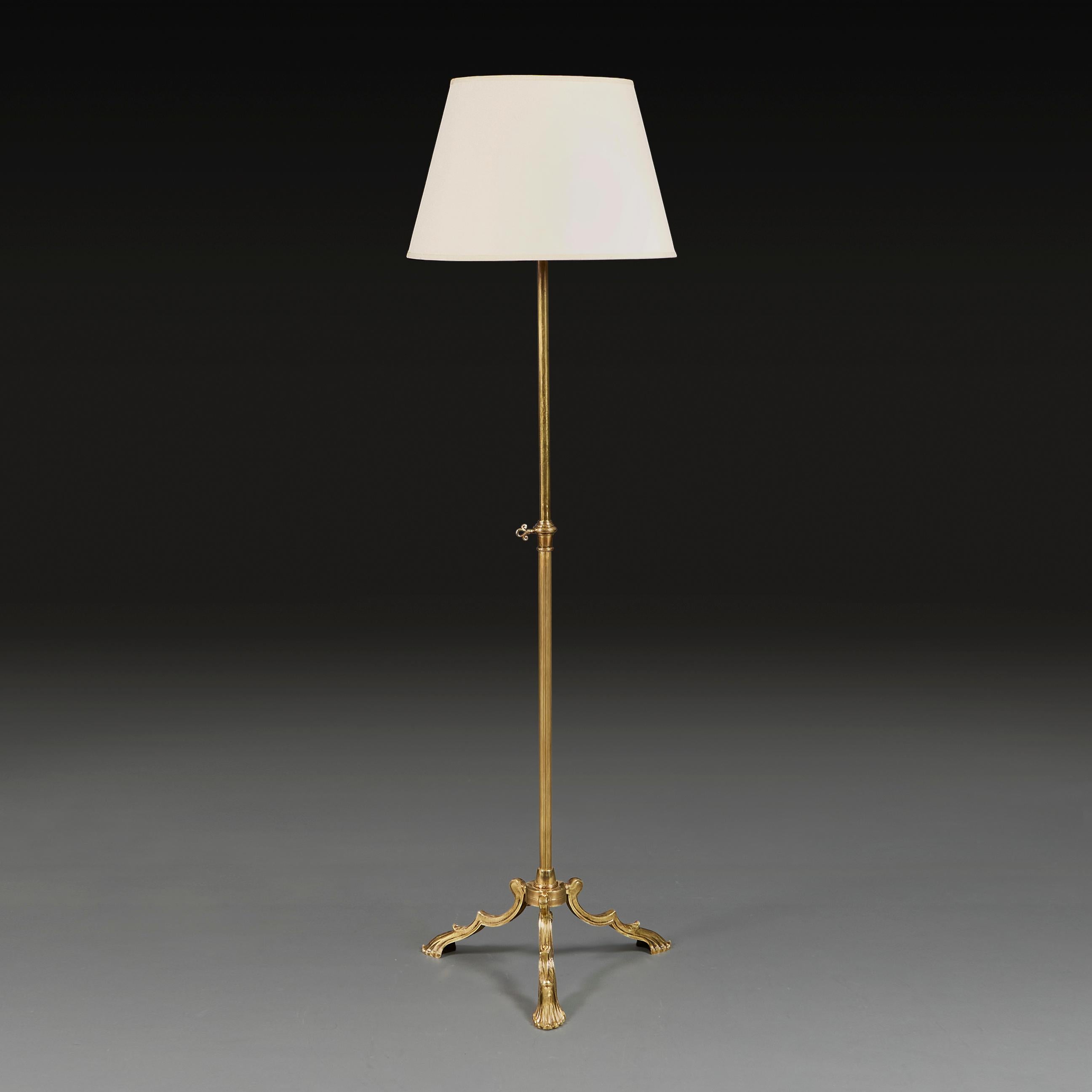 England, circa 1910 

An early 20th century Edwardian brass standard lamp with a reeded telescopic stem surmounted on a tripod base with stylised anthemion feet and inverted pine finial. 

Height 142.00cm 
Diameter 44.00cm 

Please note: This is