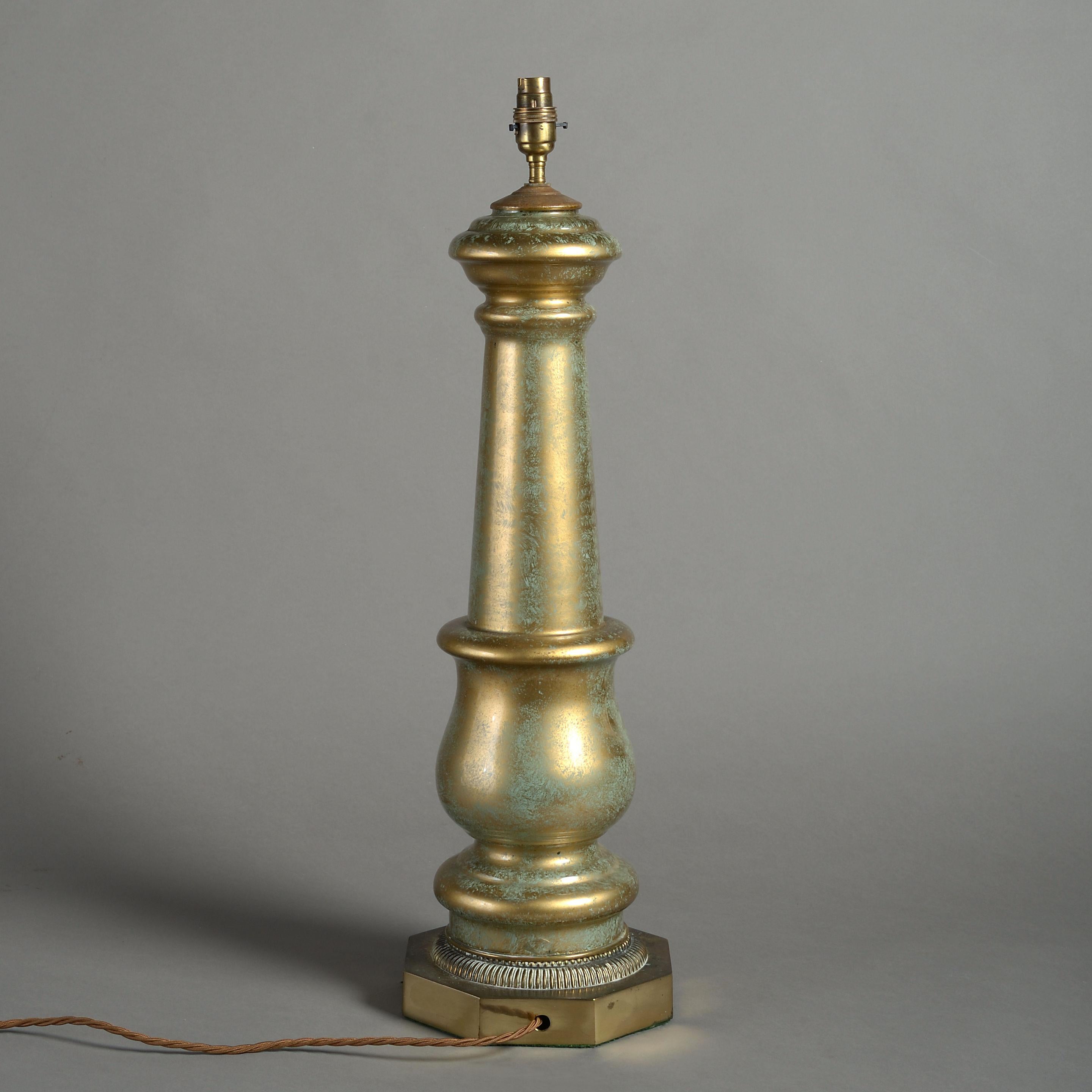 Lampe de table en verre églomisé du début du 20e siècle de bonne taille, décorée d'une figure féminine classique, de guirlandes et reposant sur une base octogonale.