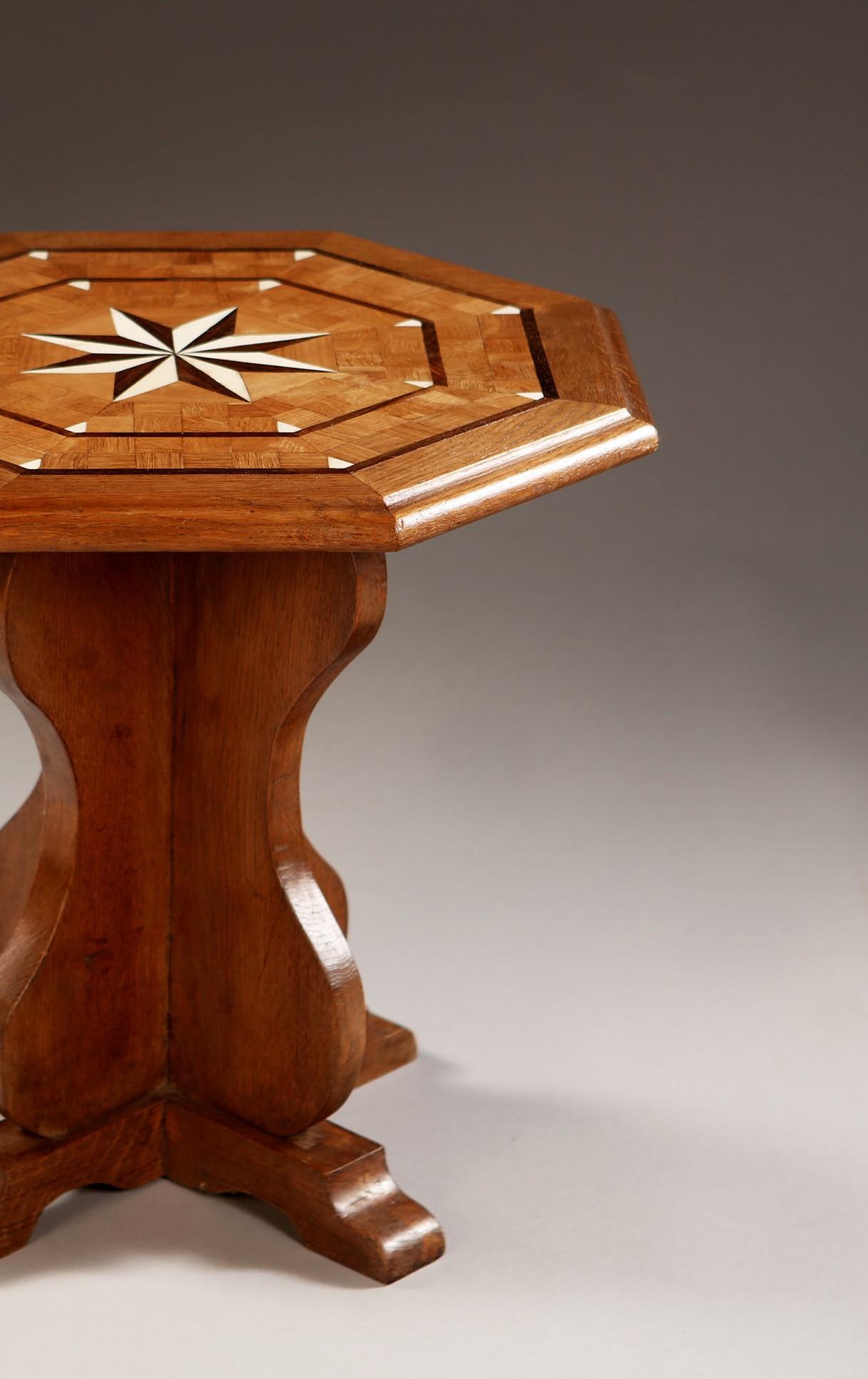 Early 20th Century English Hexagonal Oak Wood Inlaid Occasional Table In Good Condition In London, GB