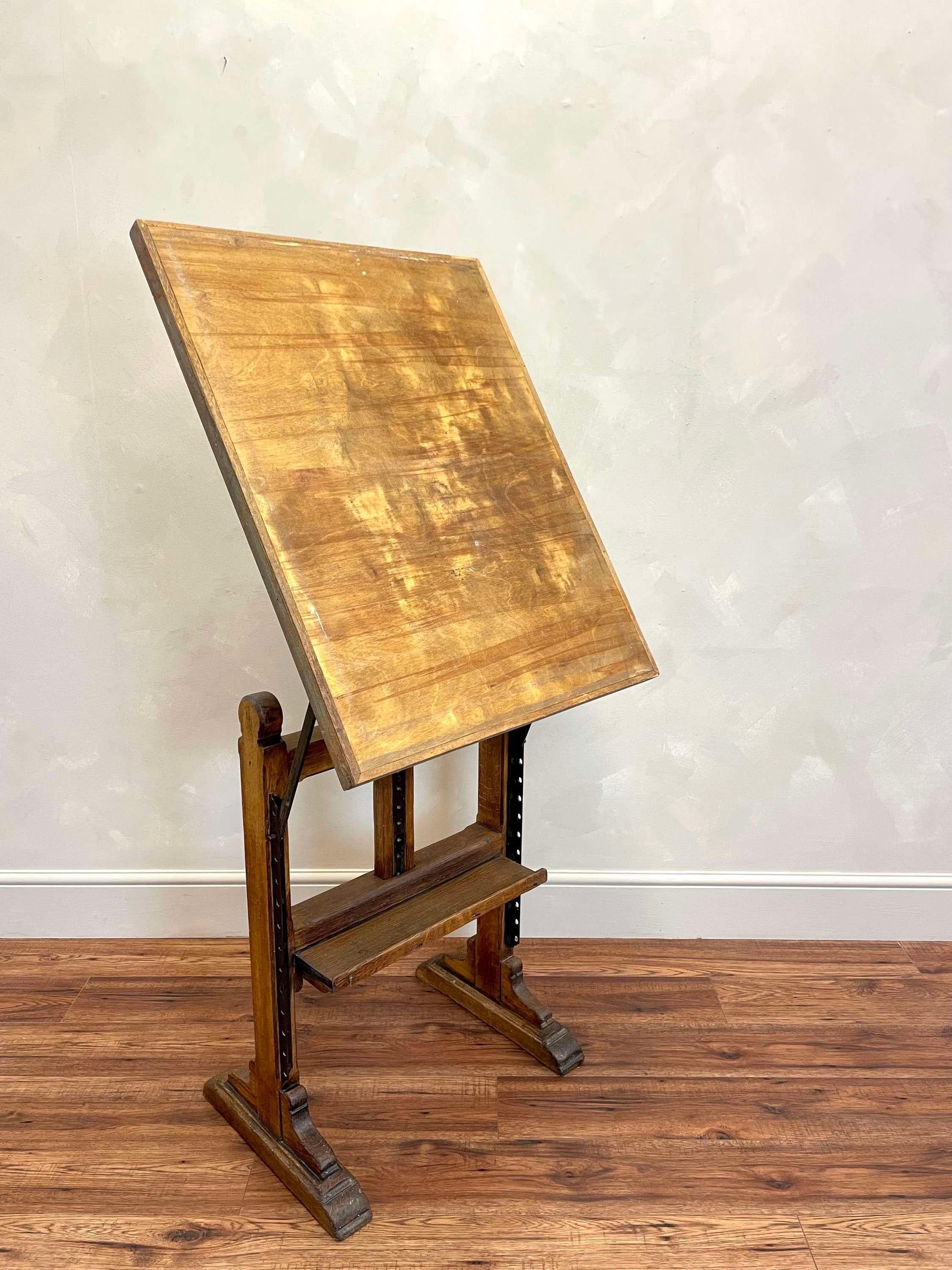 An early 20th century English oak Architect's/Artist's easel.
Probably by C Robertson & Co who produced a large range of paints and equipment.
Their clients included Turner, William Morris , William De Morgan and Queen Victoria .
The top can be