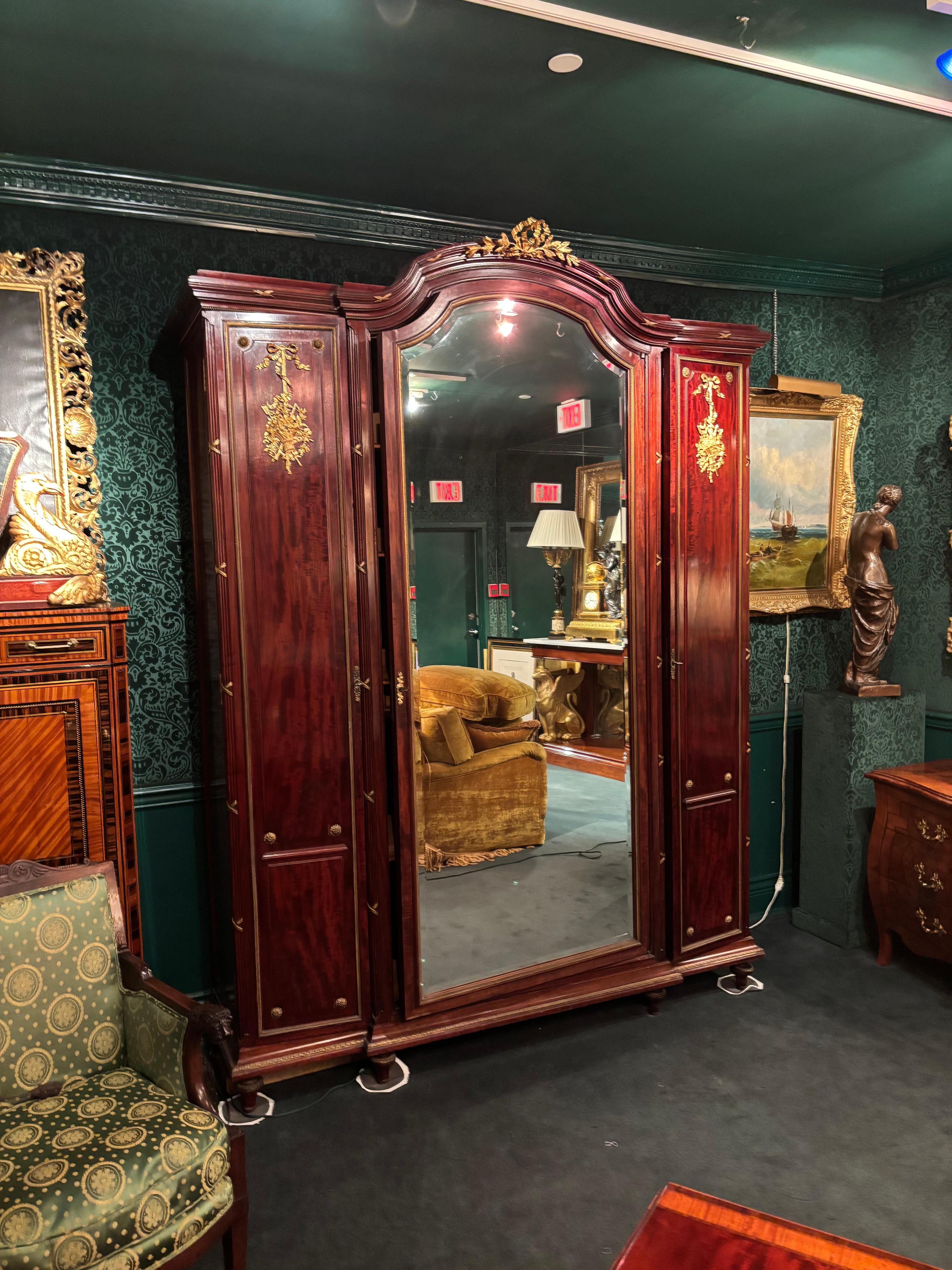Grande armoire Belle Epoque de style F. Linke en acajou, miroir et bronze doré en vente 2