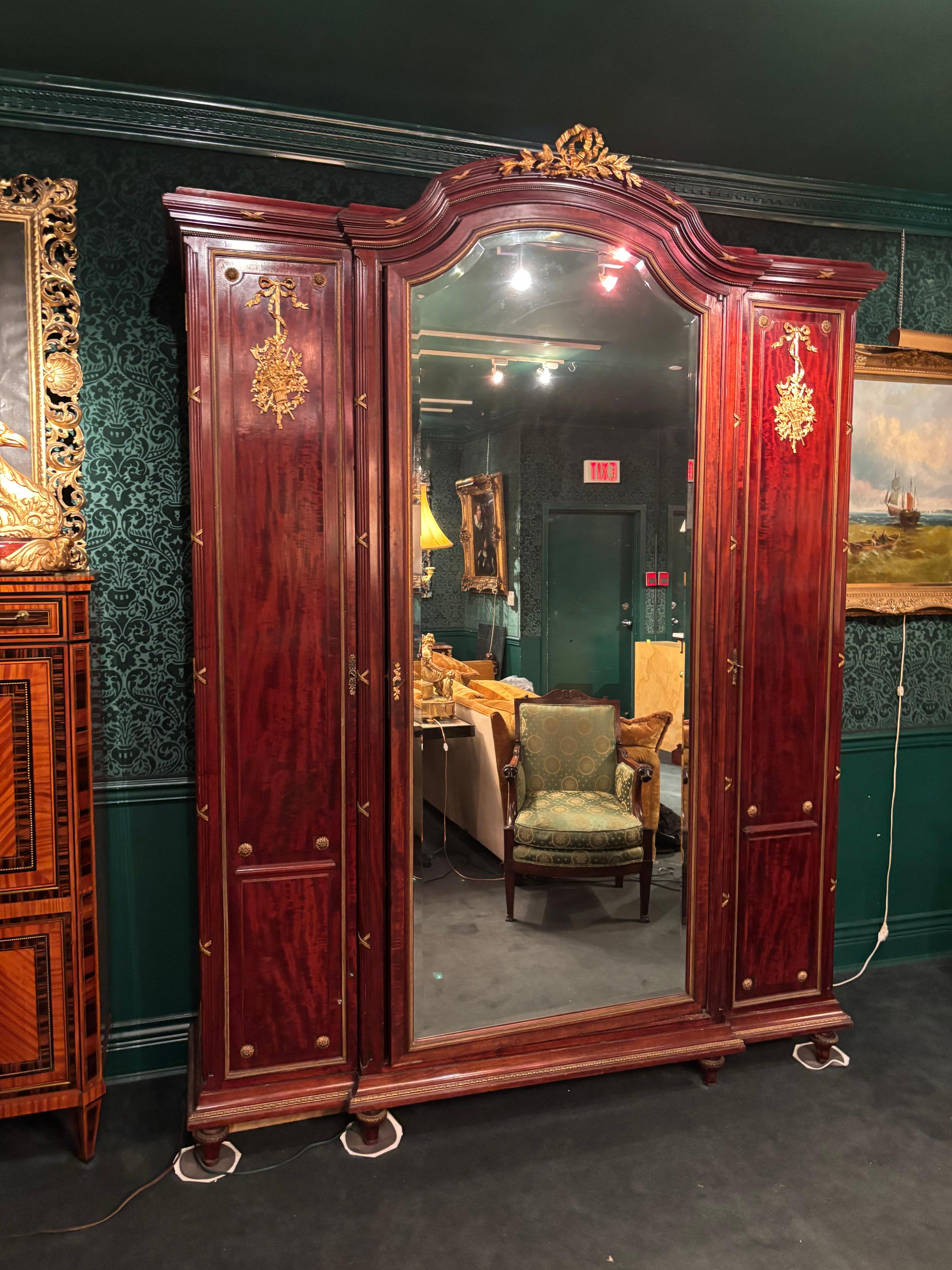 Grande armoire Belle Epoque de style F. Linke en acajou, miroir et bronze doré en vente 3