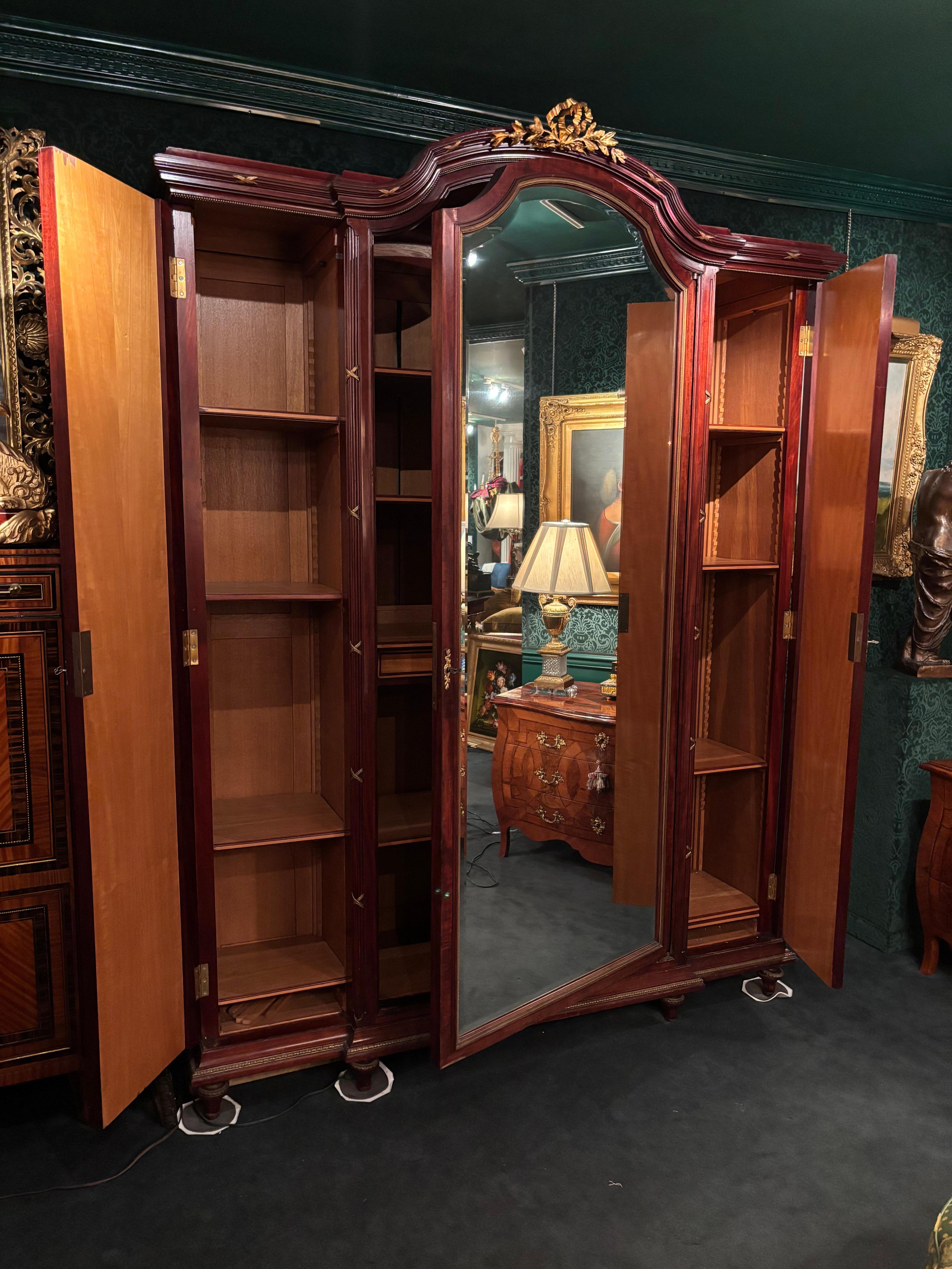 Grande armoire Belle Epoque de style F. Linke en acajou, miroir et bronze doré en vente 5