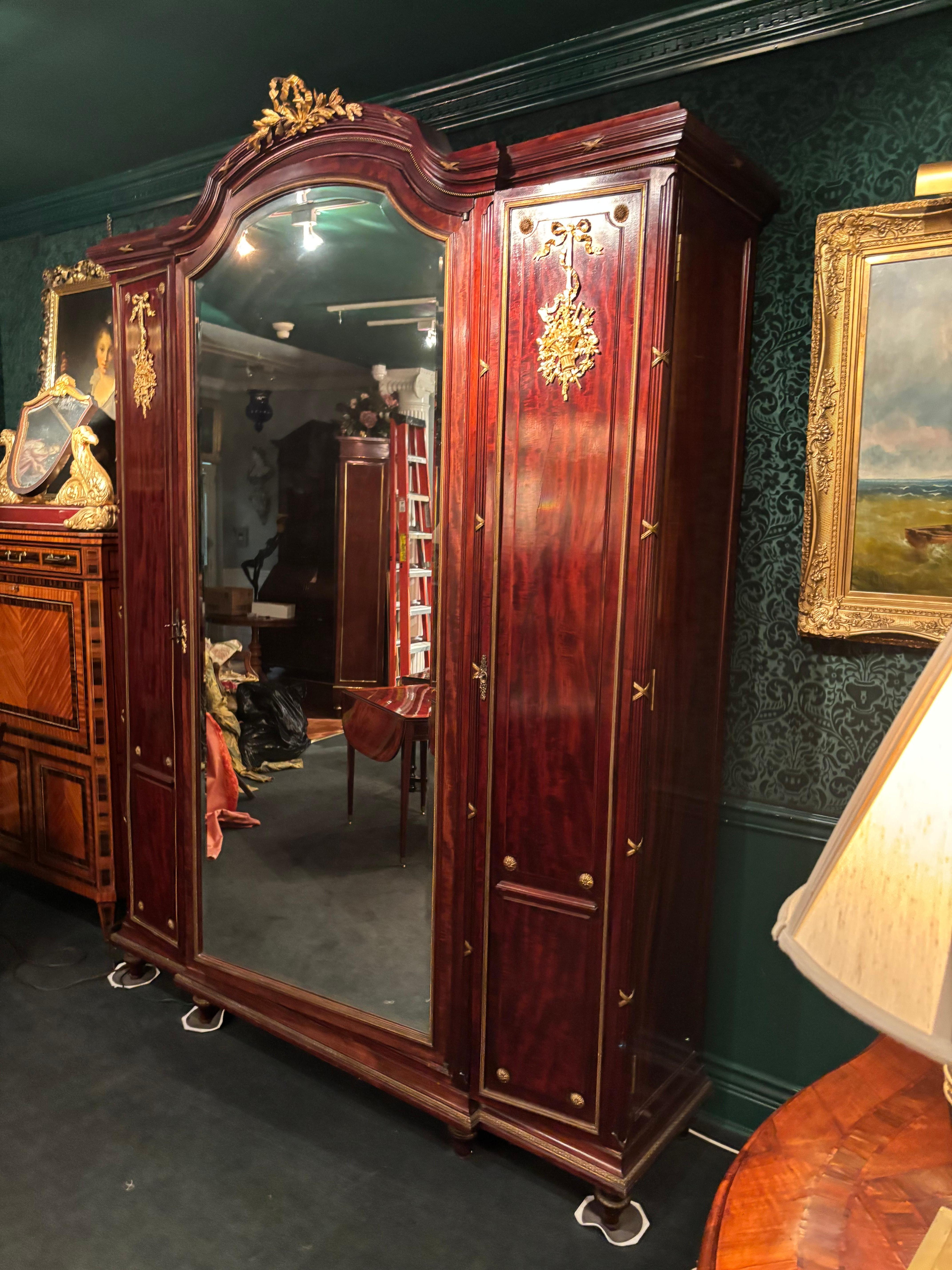Grande armoire Belle Epoque de style F. Linke en acajou, miroir et bronze doré en vente 6