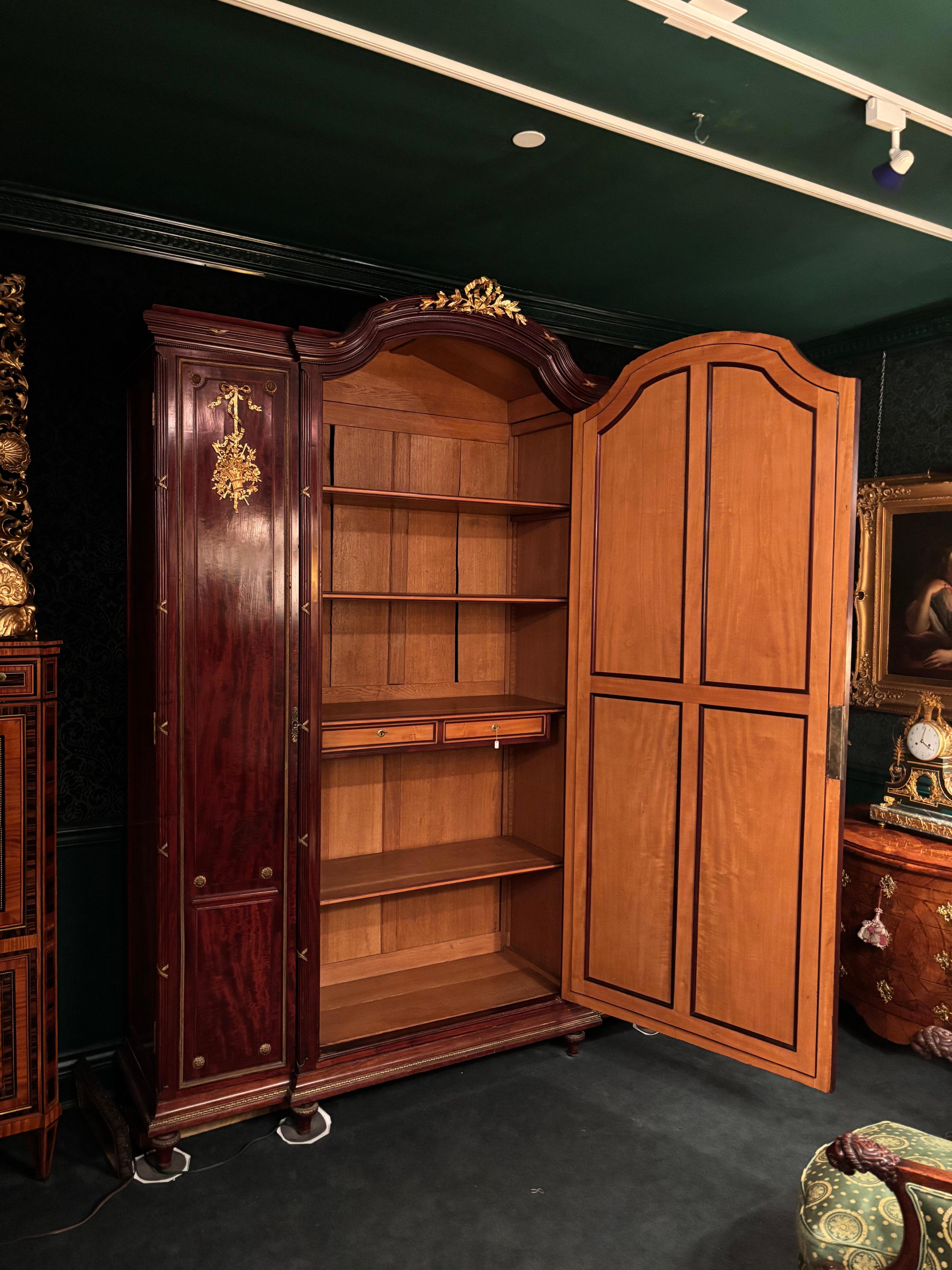 Grande armoire Belle Epoque de style F. Linke en acajou, miroir et bronze doré en vente 7