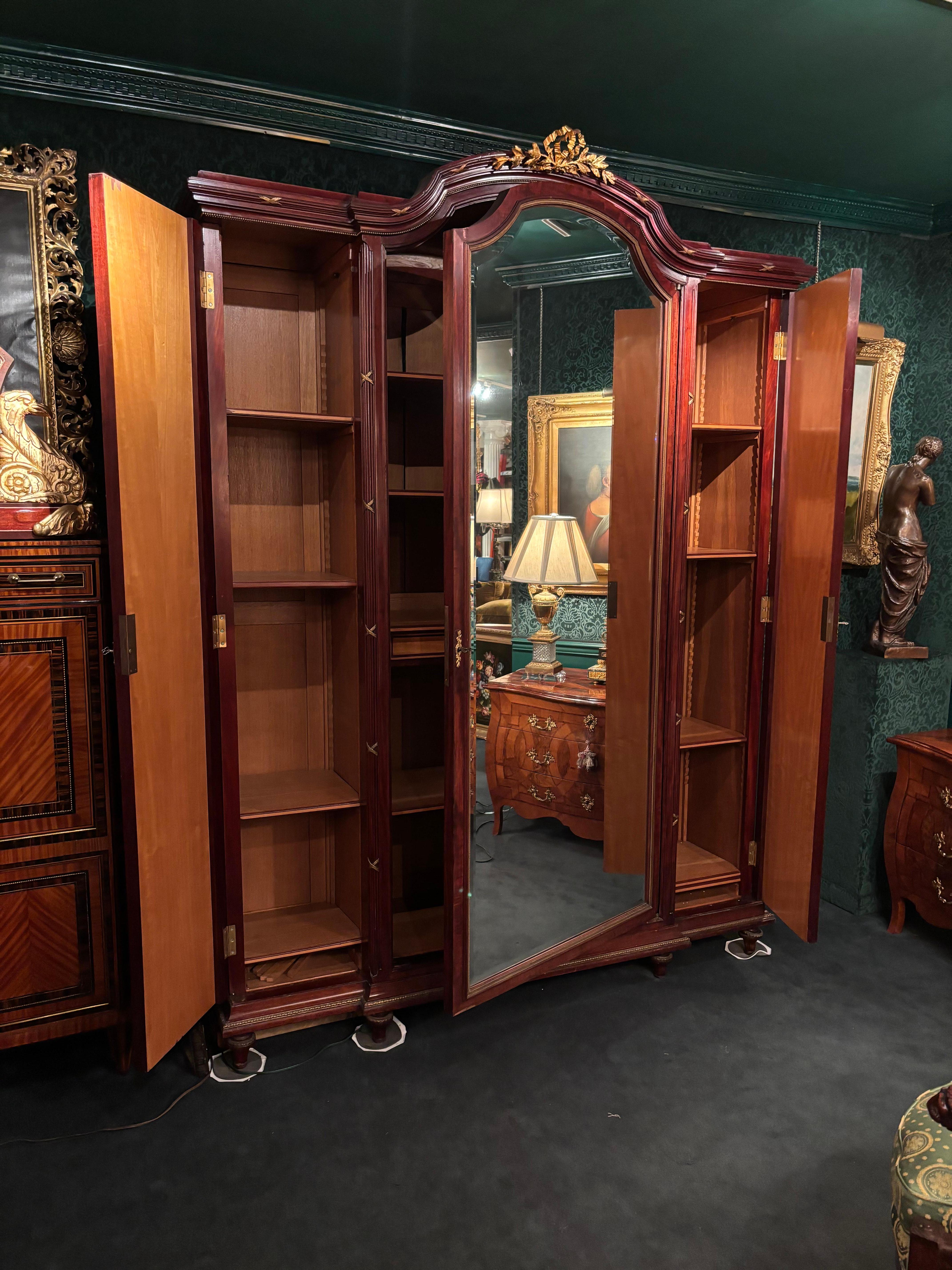 Grande armoire Belle Epoque de style F. Linke en acajou, miroir et bronze doré en vente 8