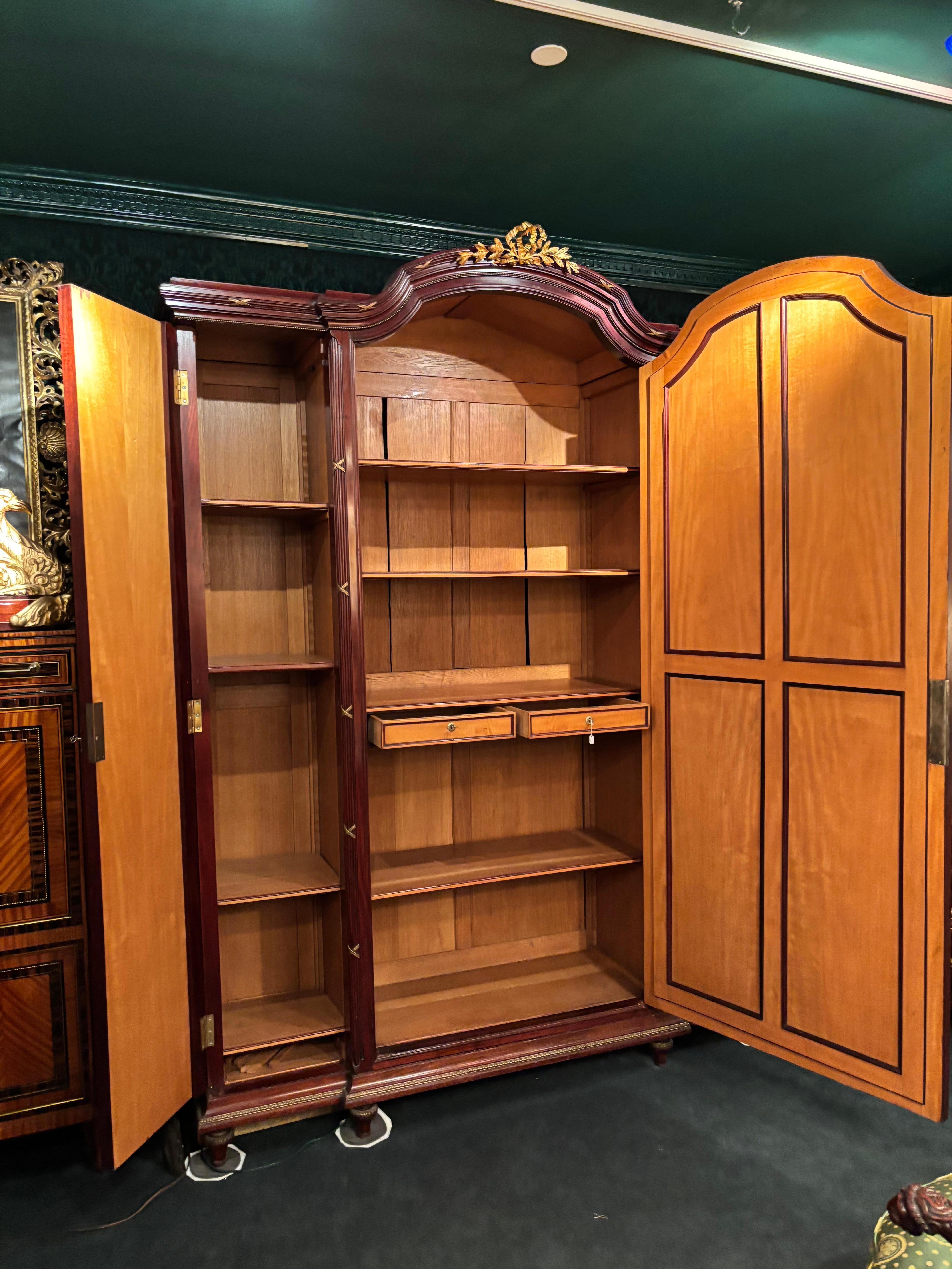 Grande armoire Belle Epoque de style F. Linke en acajou, miroir et bronze doré en vente 9