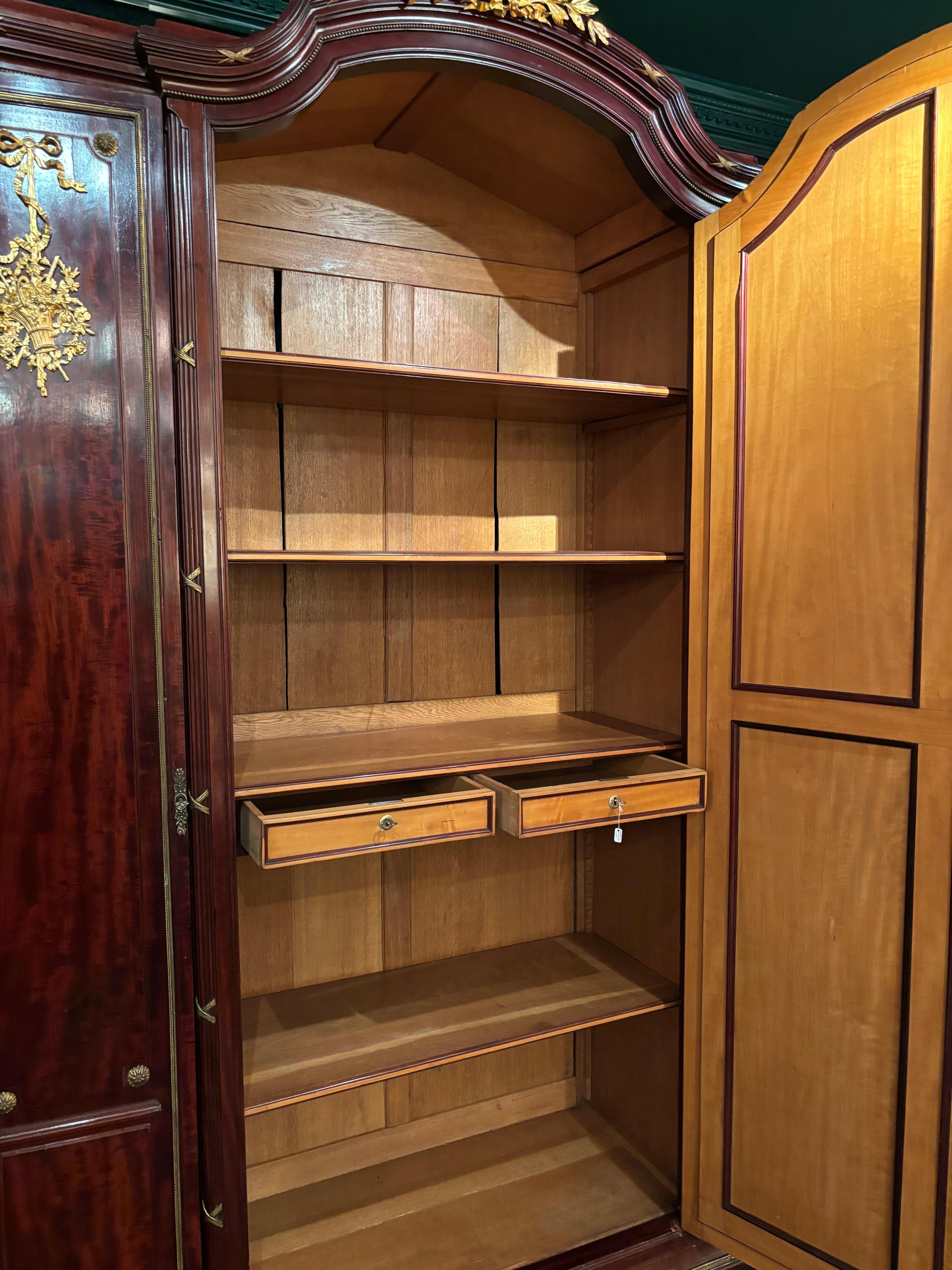 Grande armoire Belle Epoque de style F. Linke en acajou, miroir et bronze doré en vente 10