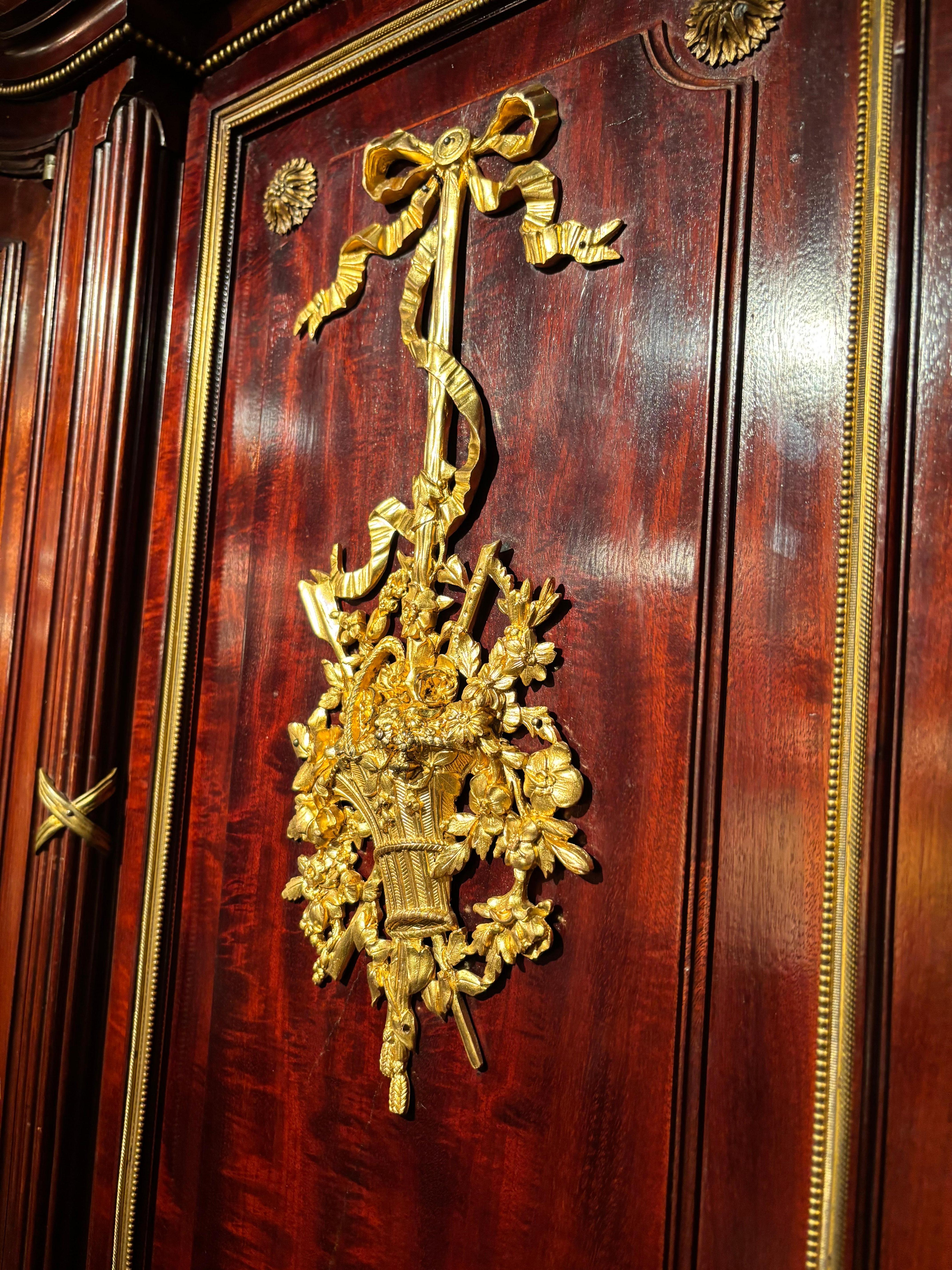 Grande armoire Belle Epoque de style F. Linke en acajou, miroir et bronze doré en vente 11