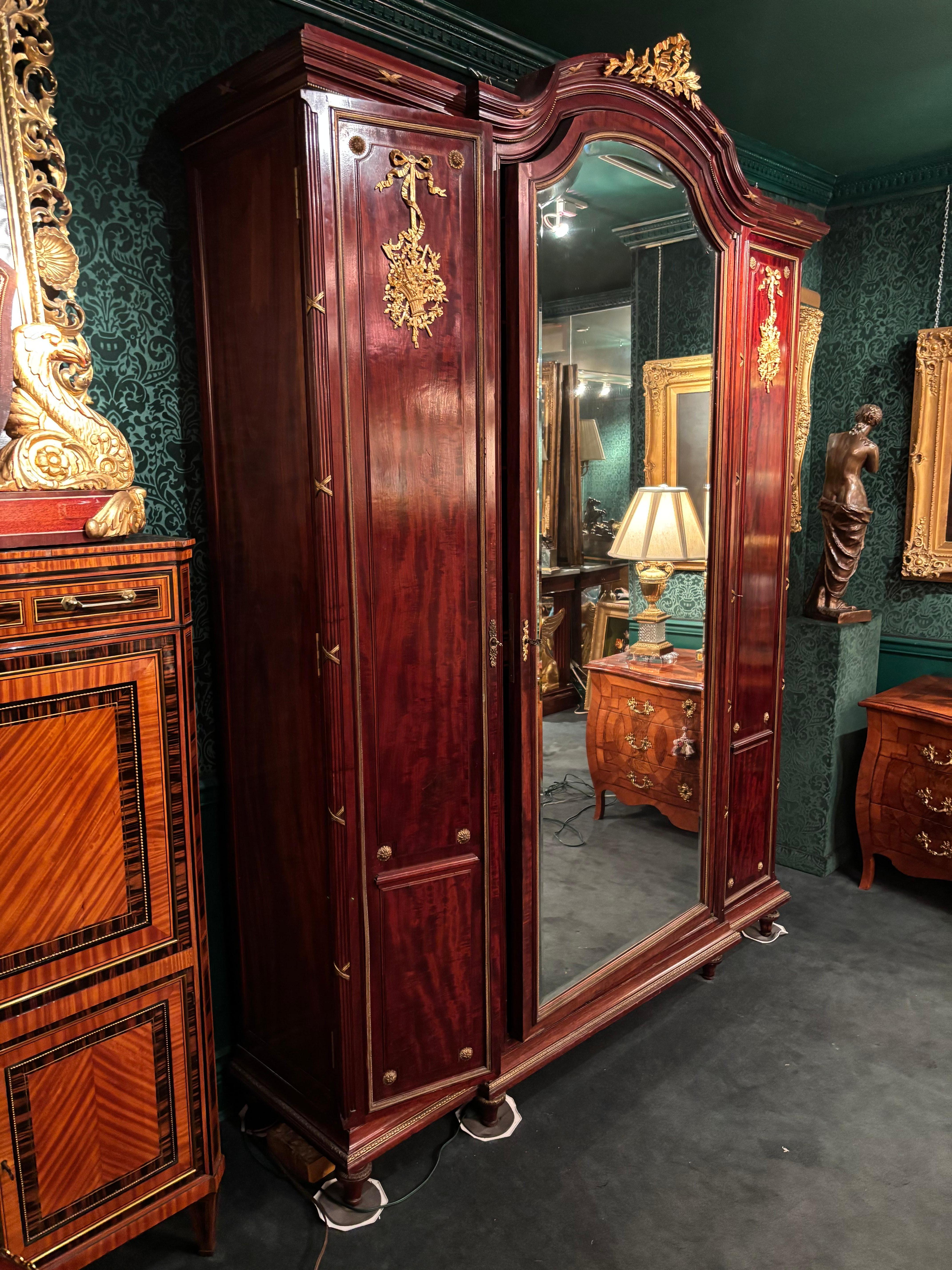 Louis XVI Grande armoire Belle Epoque de style F. Linke en acajou, miroir et bronze doré en vente