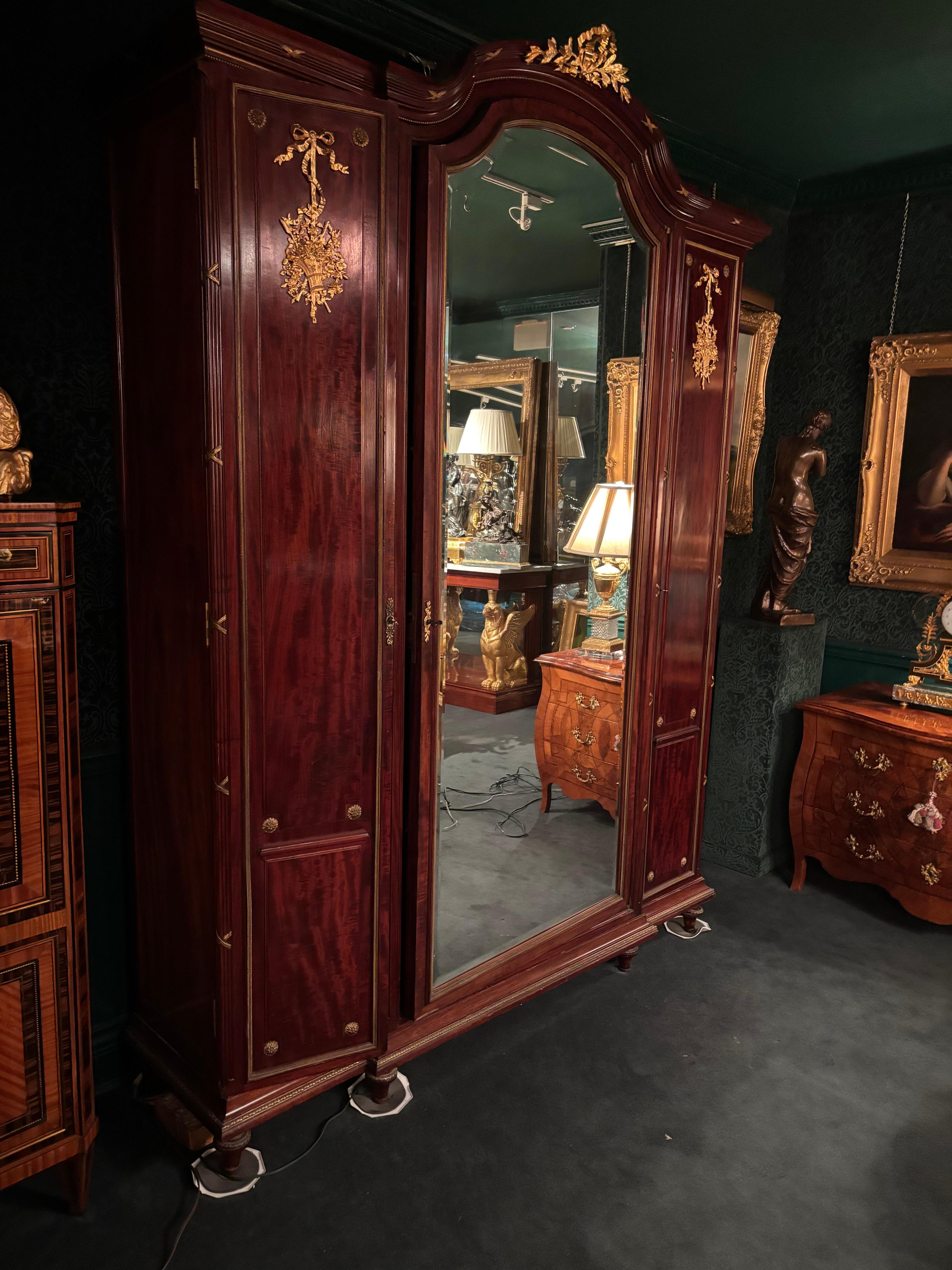 Français Grande armoire Belle Epoque de style F. Linke en acajou, miroir et bronze doré en vente