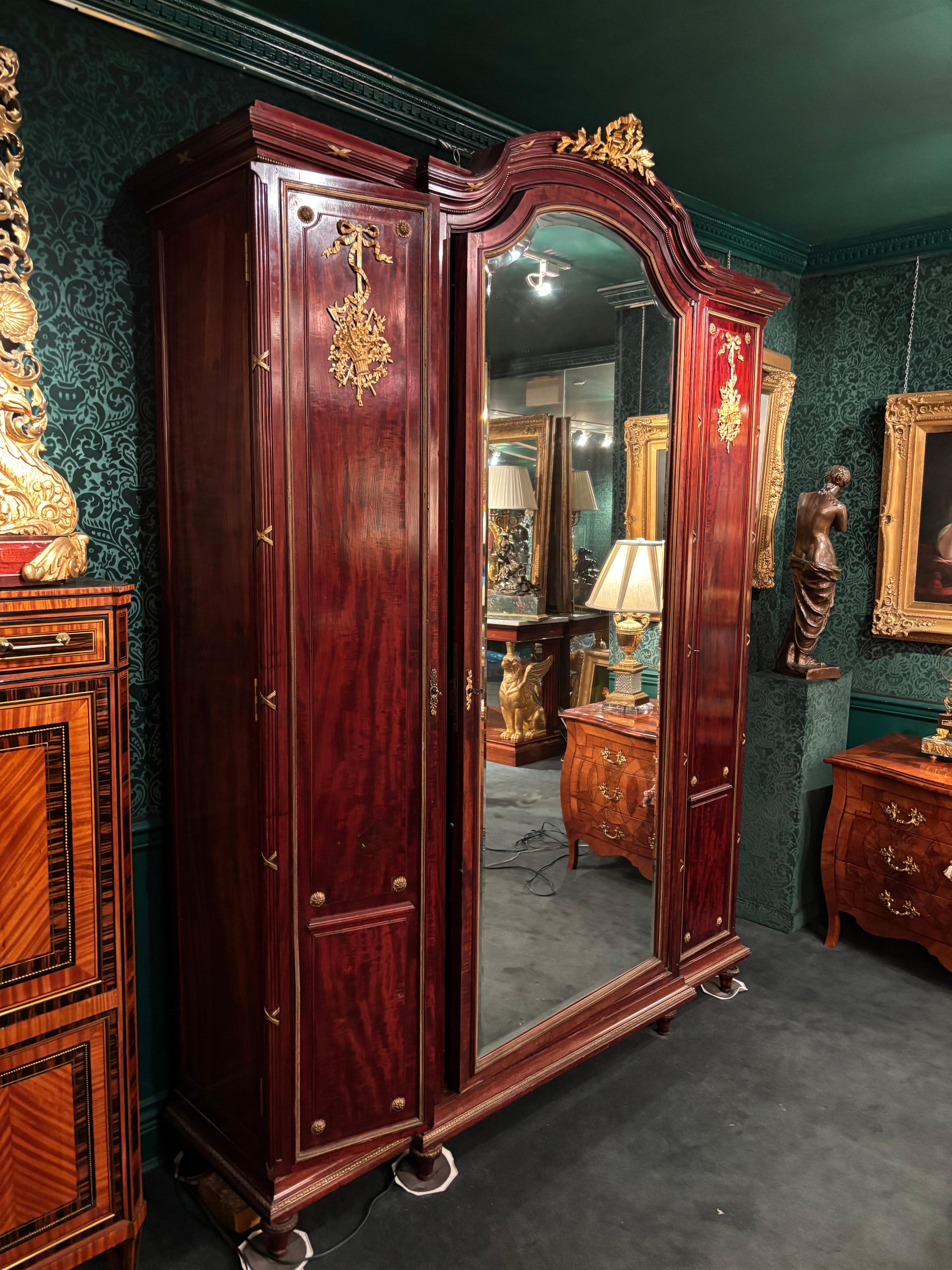 20ième siècle Grande armoire Belle Epoque de style F. Linke en acajou, miroir et bronze doré en vente