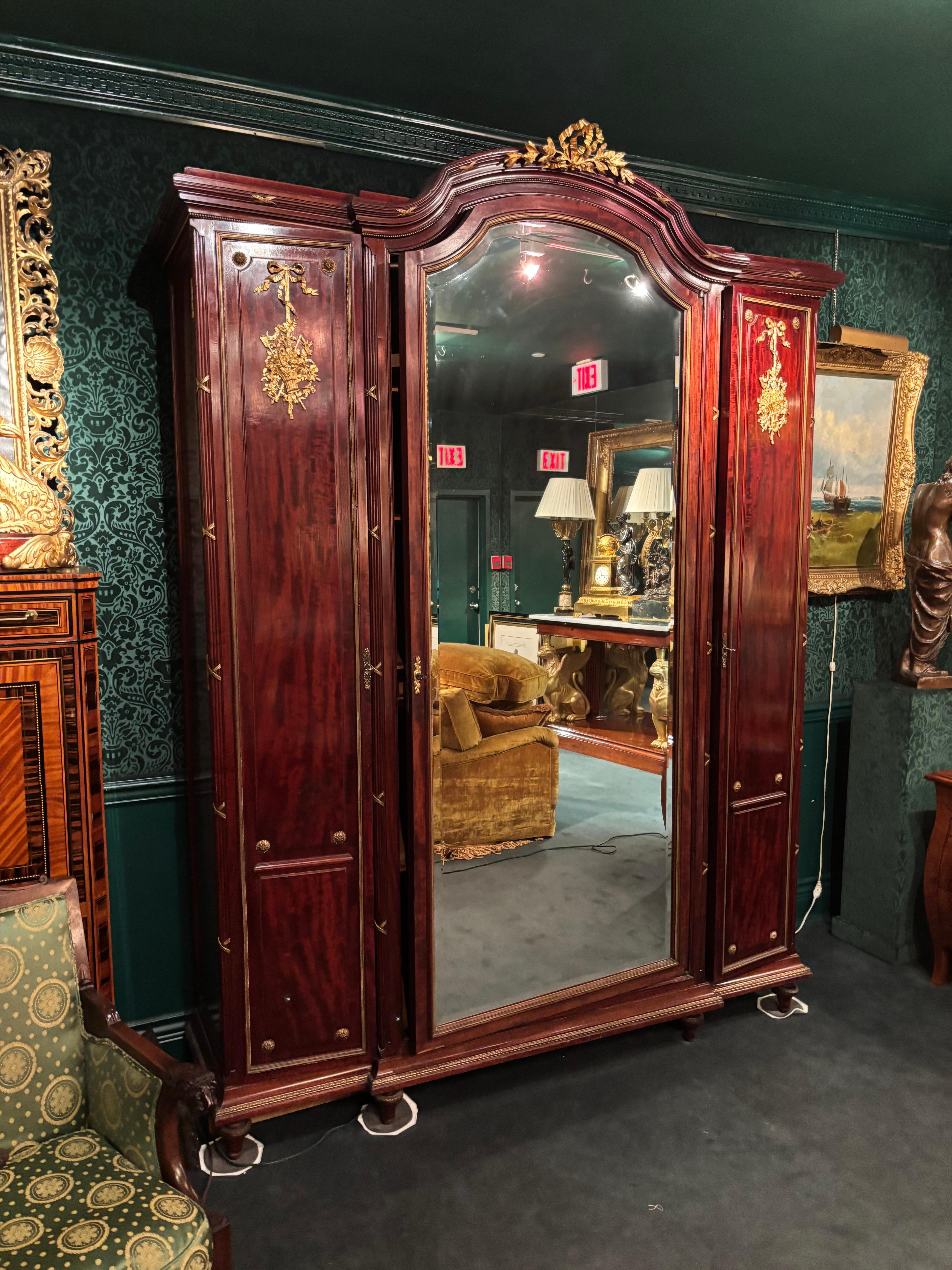 Grande armoire Belle Epoque de style F. Linke en acajou, miroir et bronze doré en vente 1