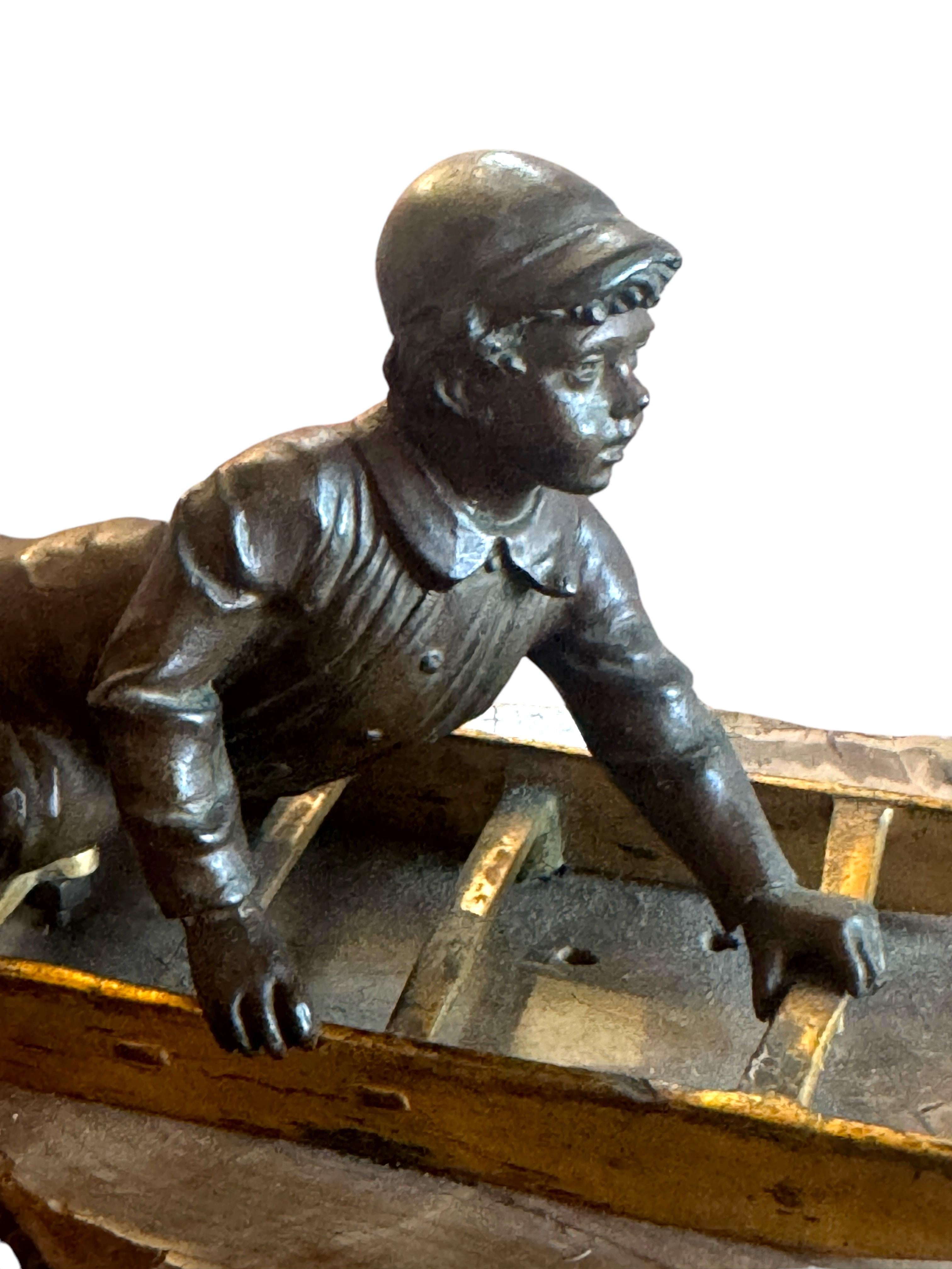 Figura in bronzo di un ragazzo su uno slittino, risalente all'inizio del XX secolo. in vendita 1