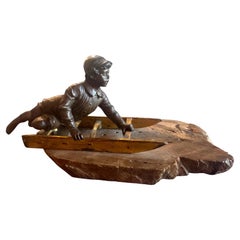 Figura de bronce francesa de principios del siglo XX de un niño en un tobogán
