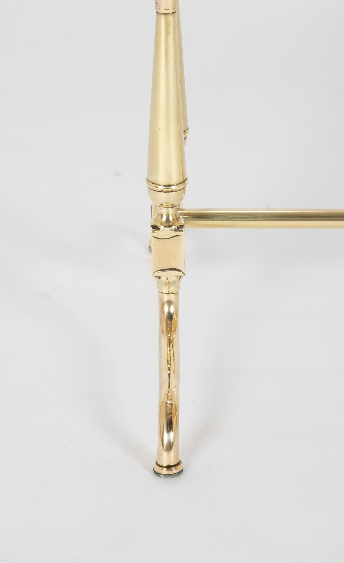 Table basse française du début du XXe siècle avec plateau en verre et laiton Bon état - En vente à Stamford, CT