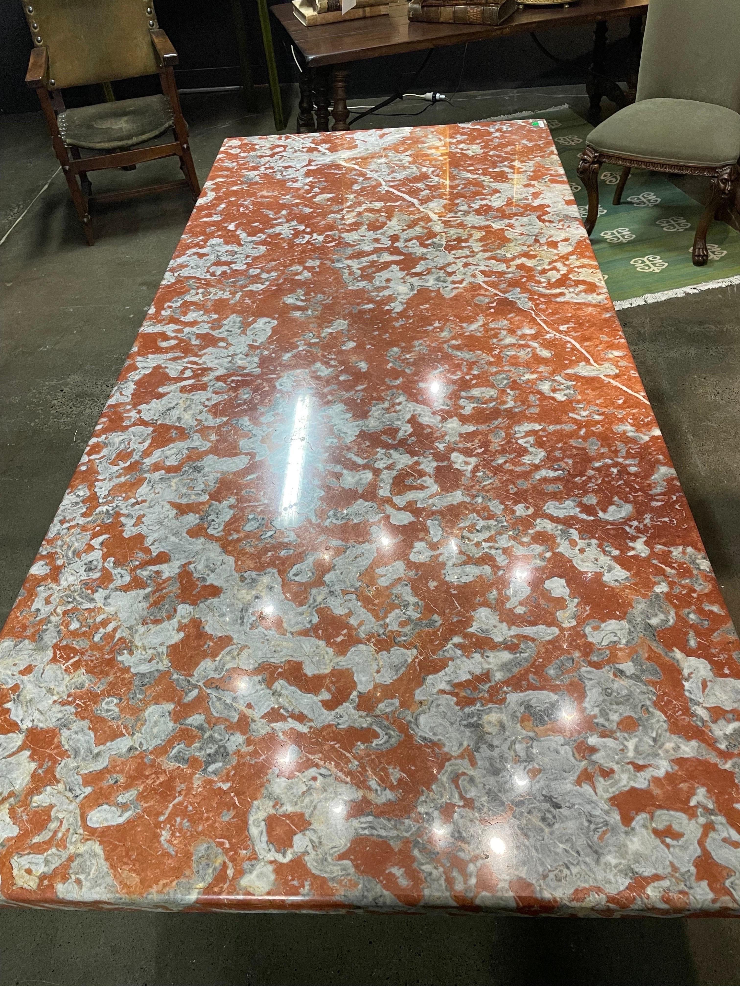Français Table française du début du 20e siècle avec plateau en marbre orange sur base en fer forgé en vente