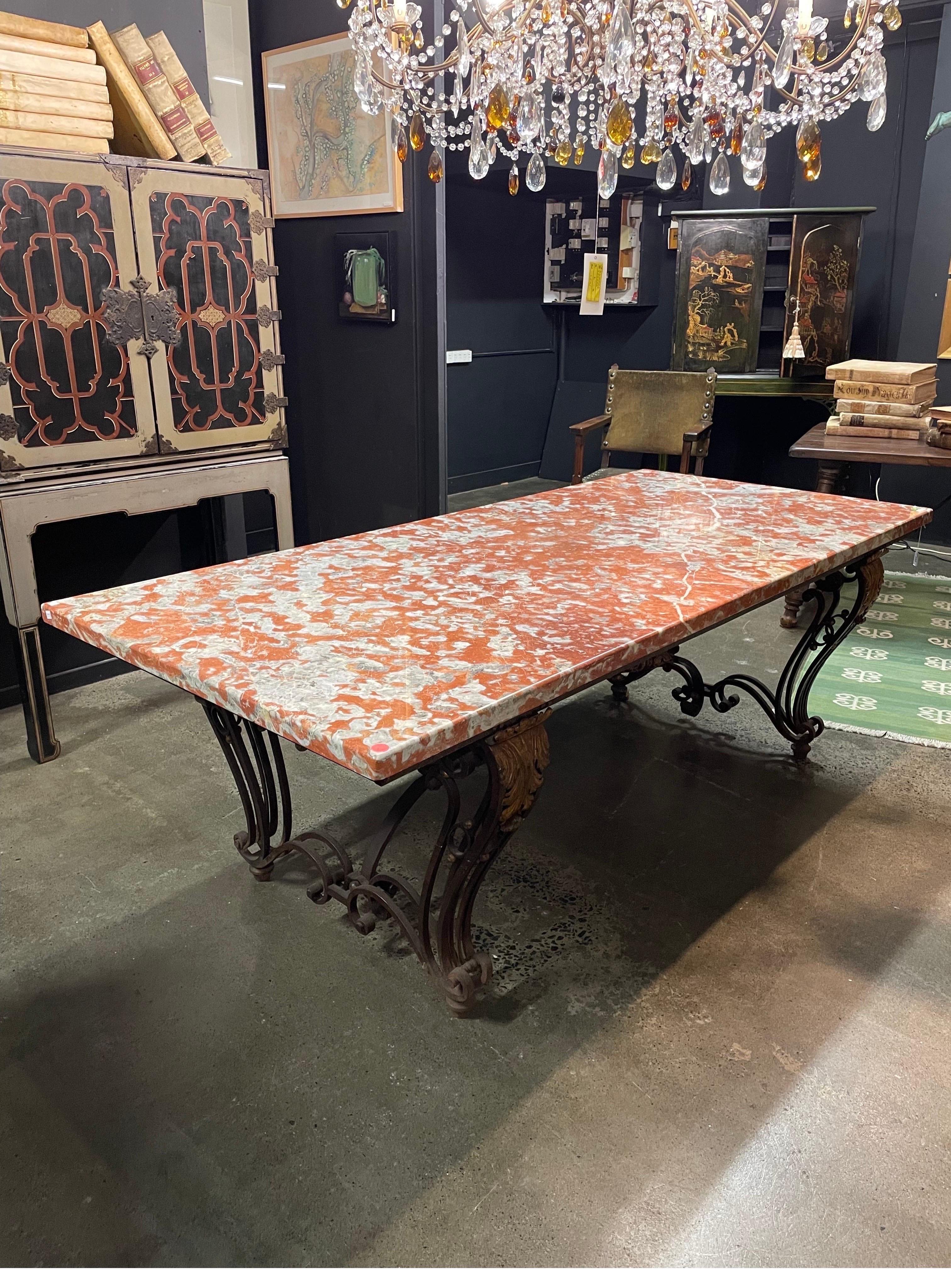 20ième siècle Table française du début du 20e siècle avec plateau en marbre orange sur base en fer forgé en vente