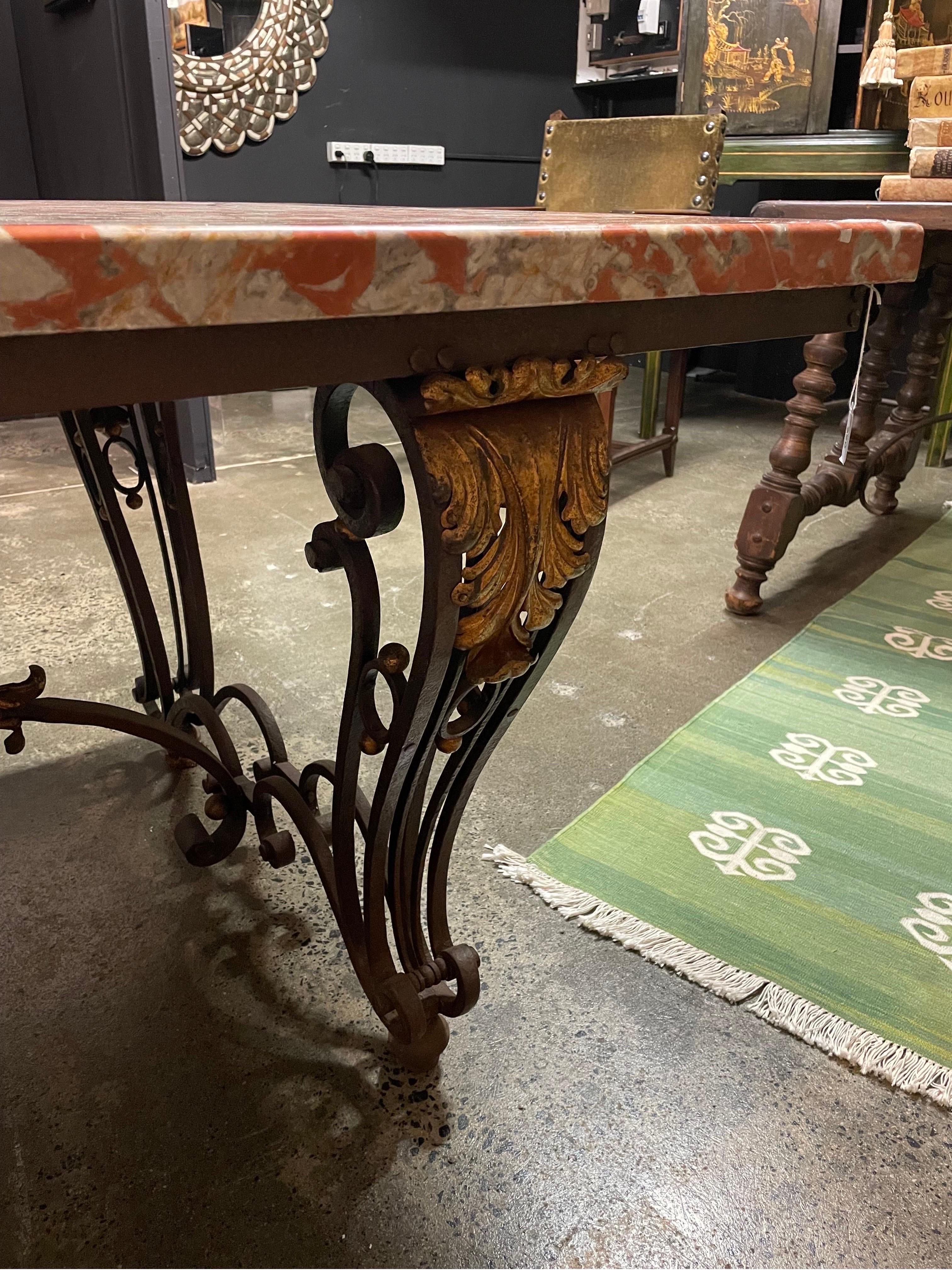 Fer forgé Table française du début du 20e siècle avec plateau en marbre orange sur base en fer forgé en vente