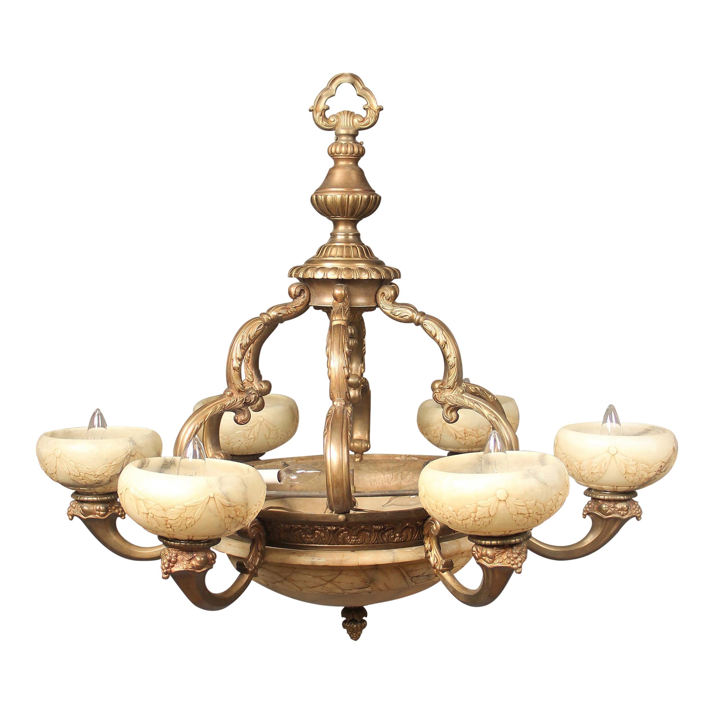 Neun-Licht-Kronleuchter aus vergoldeter Bronze und geschnitztem Alabaster:: frühes 20. Jahrhundert