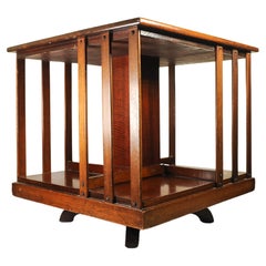 Bibliothèque de table tournante en acajou fabriquée à la main au début du 20e siècle, à rayonnages intérieurs