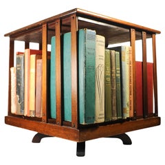 Una librería giratoria de sobremesa de caoba hecha a mano a principios del siglo XX con tablero encastrado