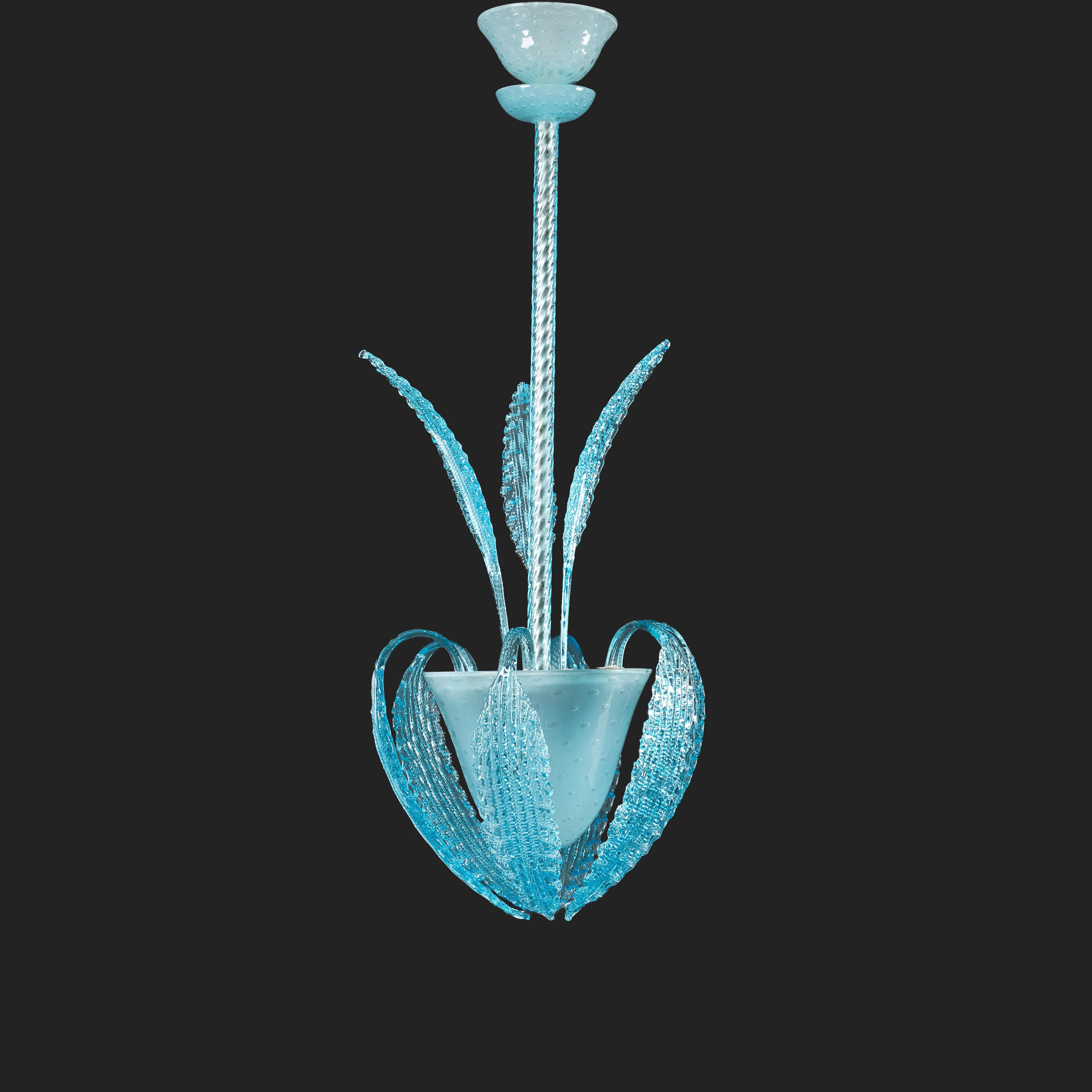 Italia, circa 1940
Lanterna a sospensione in vetro di Murano della metà del XX secolo, in vetro blu ghiaccio, con asta ritorta e foglie che si dispiegano, con doppio baldacchino e corpo bullicante, terminante con un CAP in ottone. Di