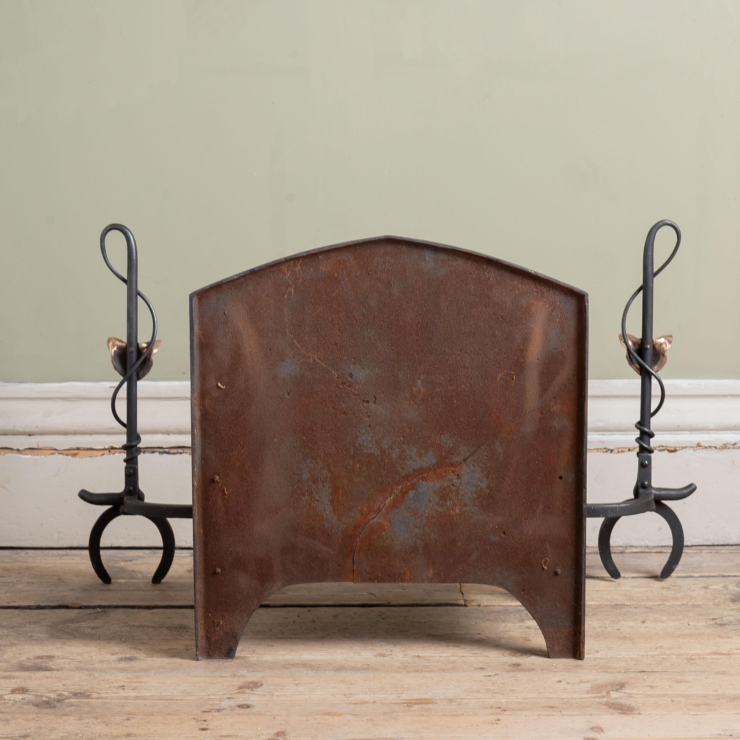 Grille de foyer en fer et en bronze du début du 20e siècle en vente 4