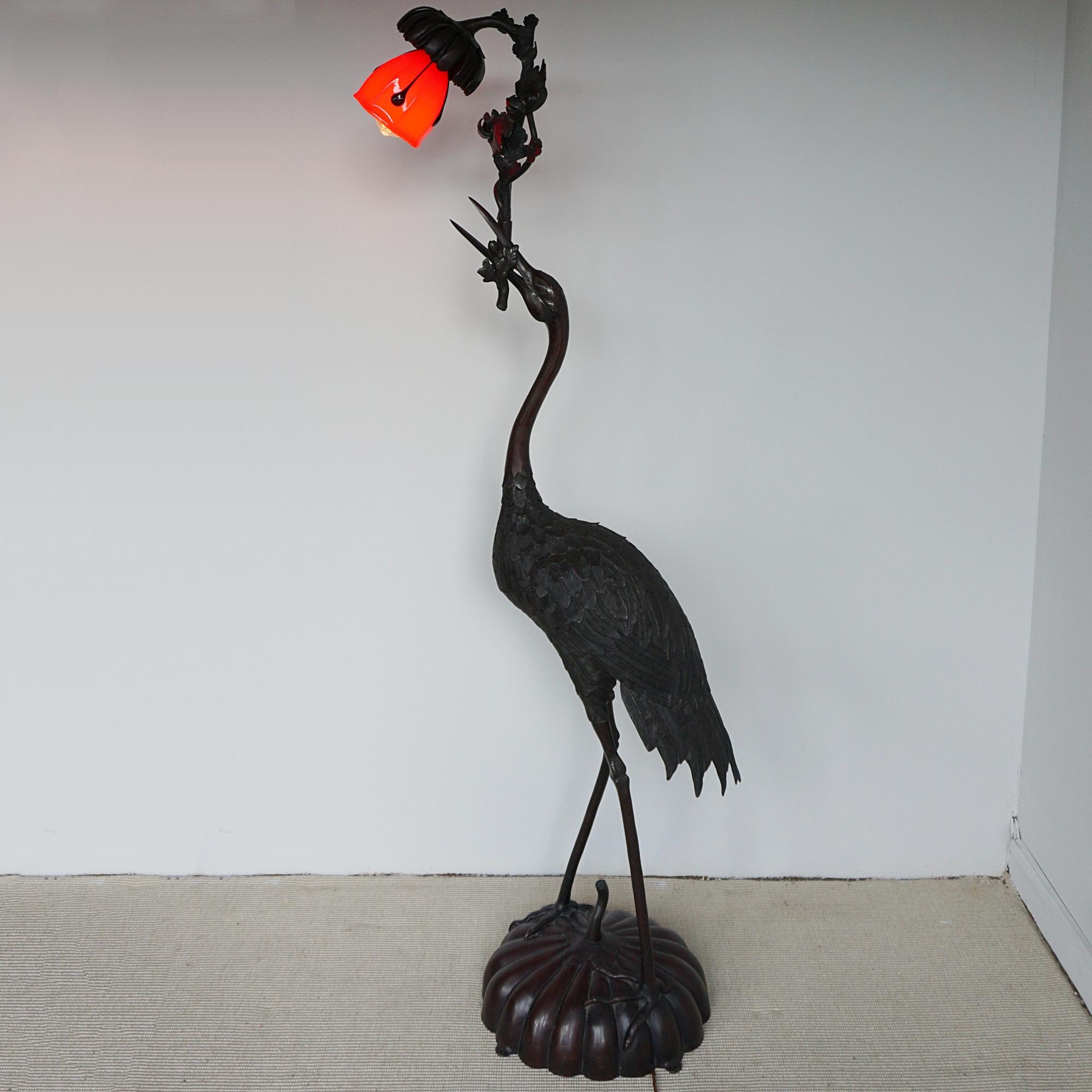 Lampadaire en bronze du début du 20e siècle de la période Meiji, orné d'une grue couronnée rouge en vente 7