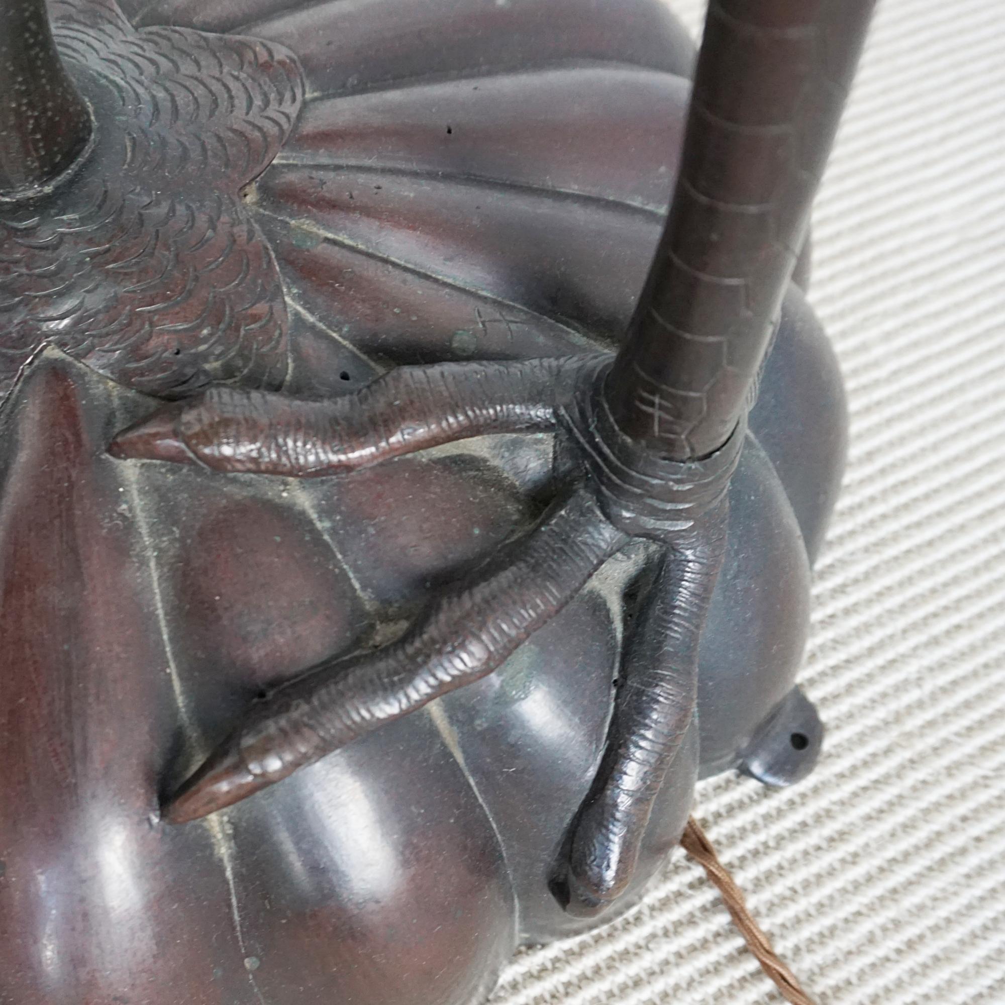 Lampadaire en bronze du début du 20e siècle de la période Meiji, orné d'une grue couronnée rouge en vente 9