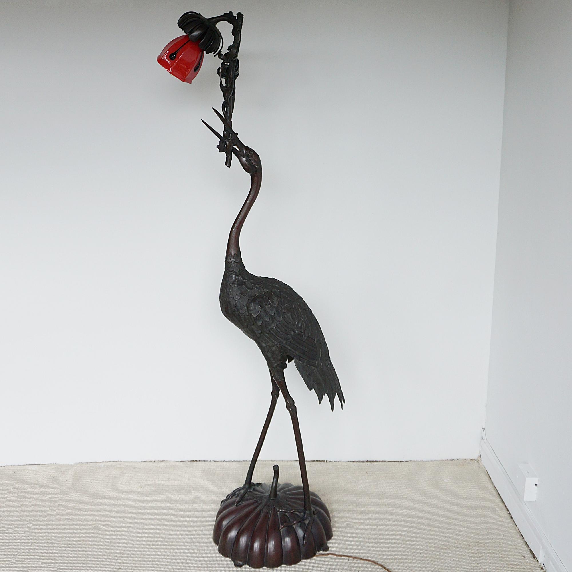 Japonais Lampadaire en bronze du début du 20e siècle de la période Meiji, orné d'une grue couronnée rouge en vente