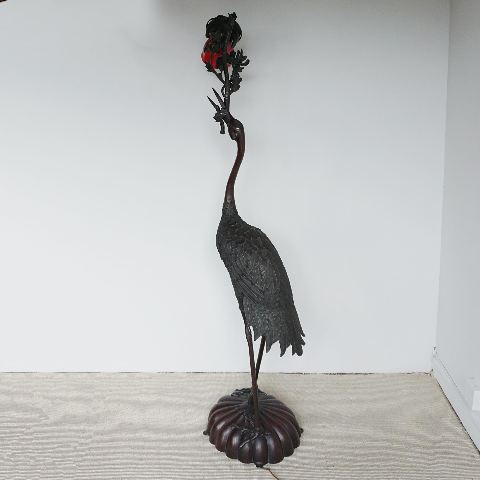 Lampadaire en bronze du début du 20e siècle de la période Meiji, orné d'une grue couronnée rouge Bon état - En vente à Forest Row, East Sussex