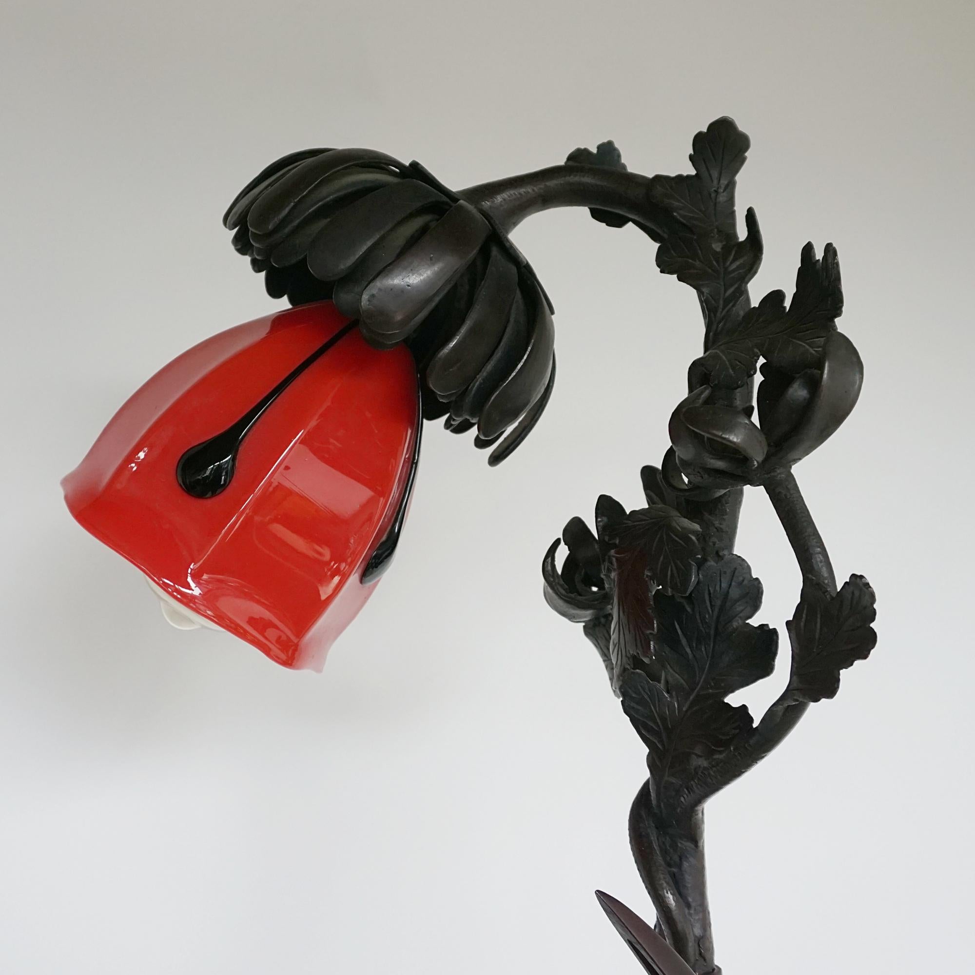 Début du 20ème siècle Lampadaire en bronze du début du 20e siècle de la période Meiji, orné d'une grue couronnée rouge en vente