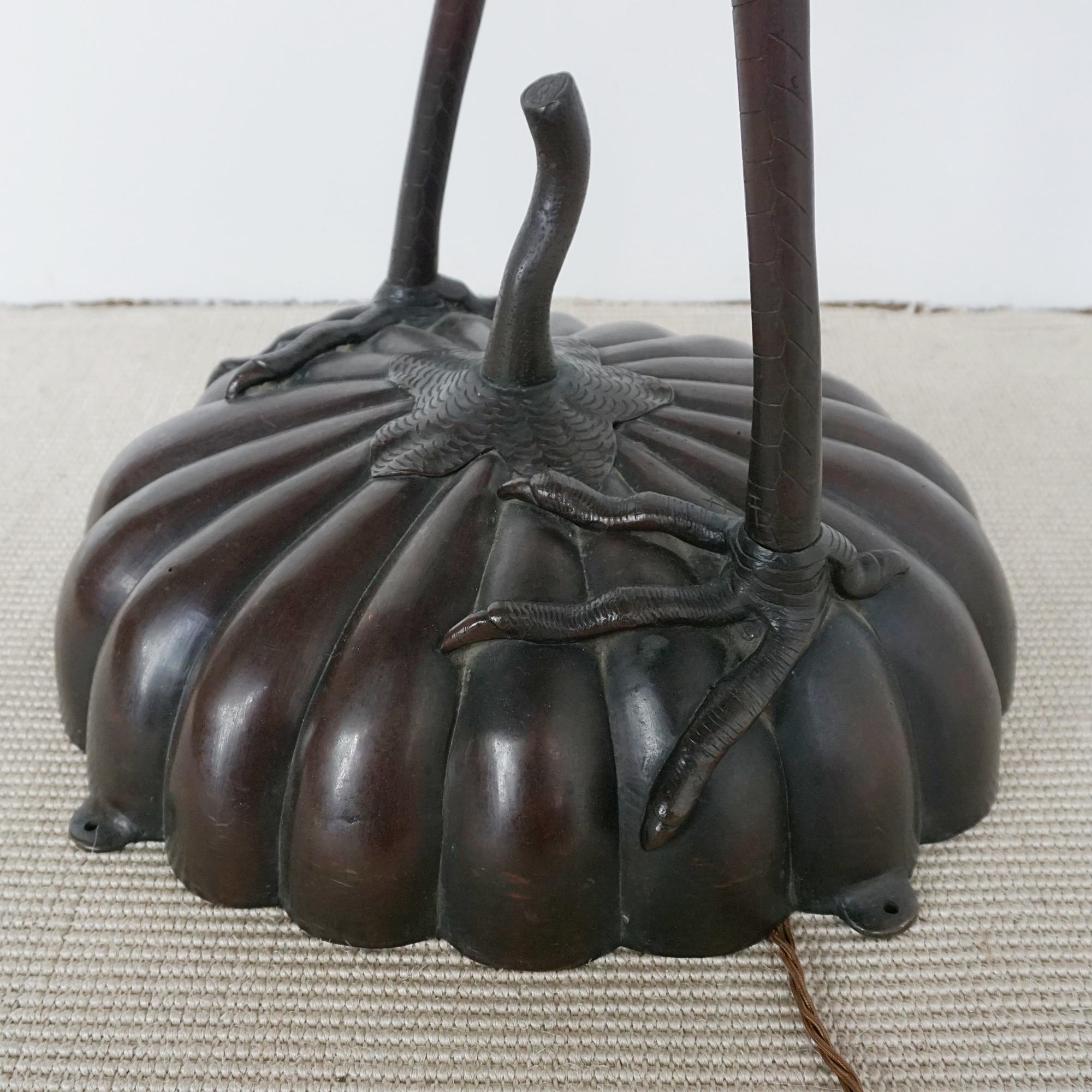 Lampadaire en bronze du début du 20e siècle de la période Meiji, orné d'une grue couronnée rouge en vente 3