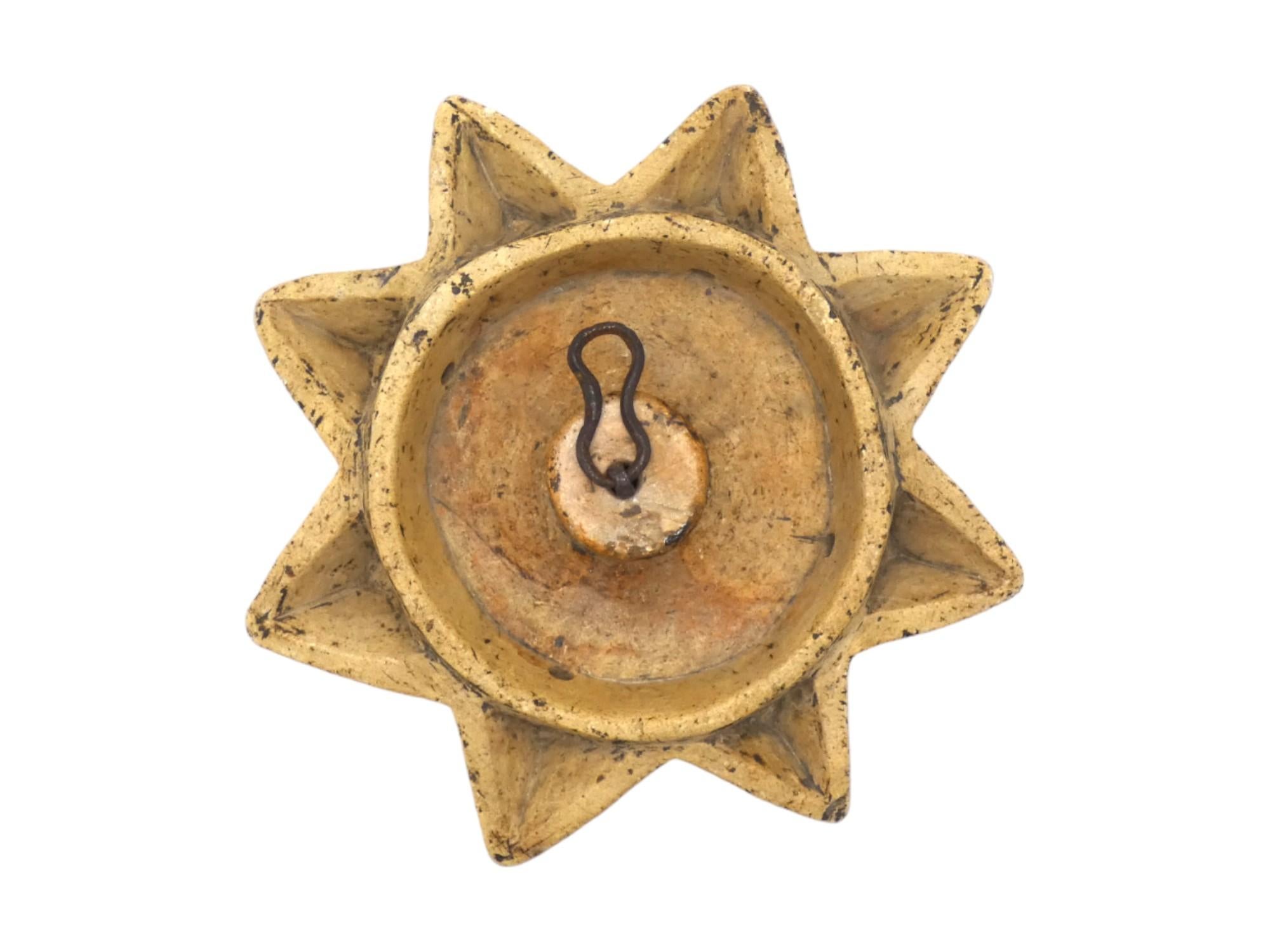 Una Lámpara de Shabat Yemenita de principios del siglo XX es una pieza distintiva de Judaica que encarna las tradiciones artísticas y la síntesis cultural de las comunidades judías yemenitas durante ese periodo. 

Yemen, históricamente hogar de una