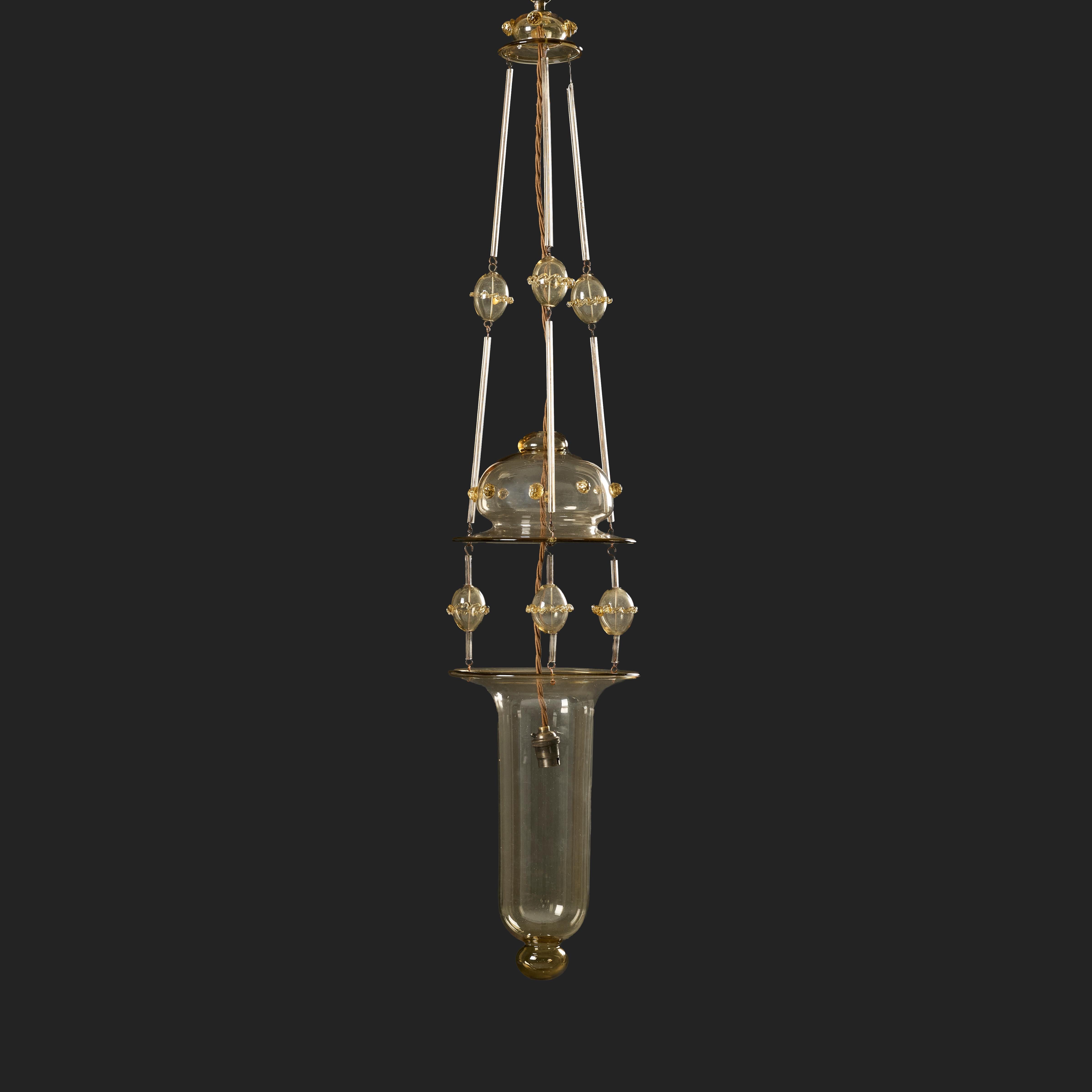 Italia, circa 1930
Un'insolita lanterna di Murano dei primi del Novecento, realizzata da Martinuzzi per Venini, in verde chiaro con bracci in vetro uniti da sfere, con il baldacchino superiore decorato con patere in vetro. 

Altezza totale 