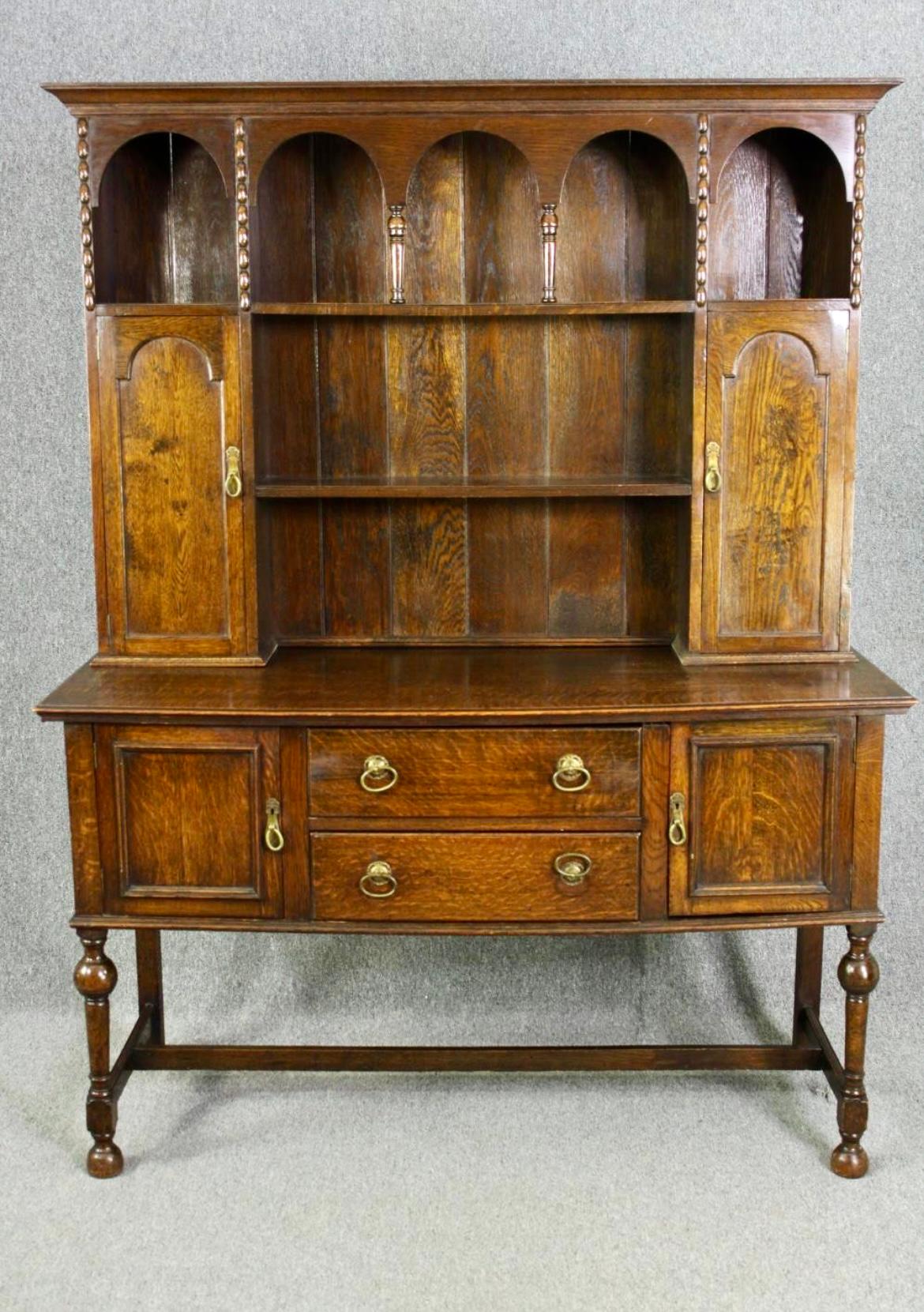 An Early 20th century Oak Welsh Hutch dresser and rack For Sale 1